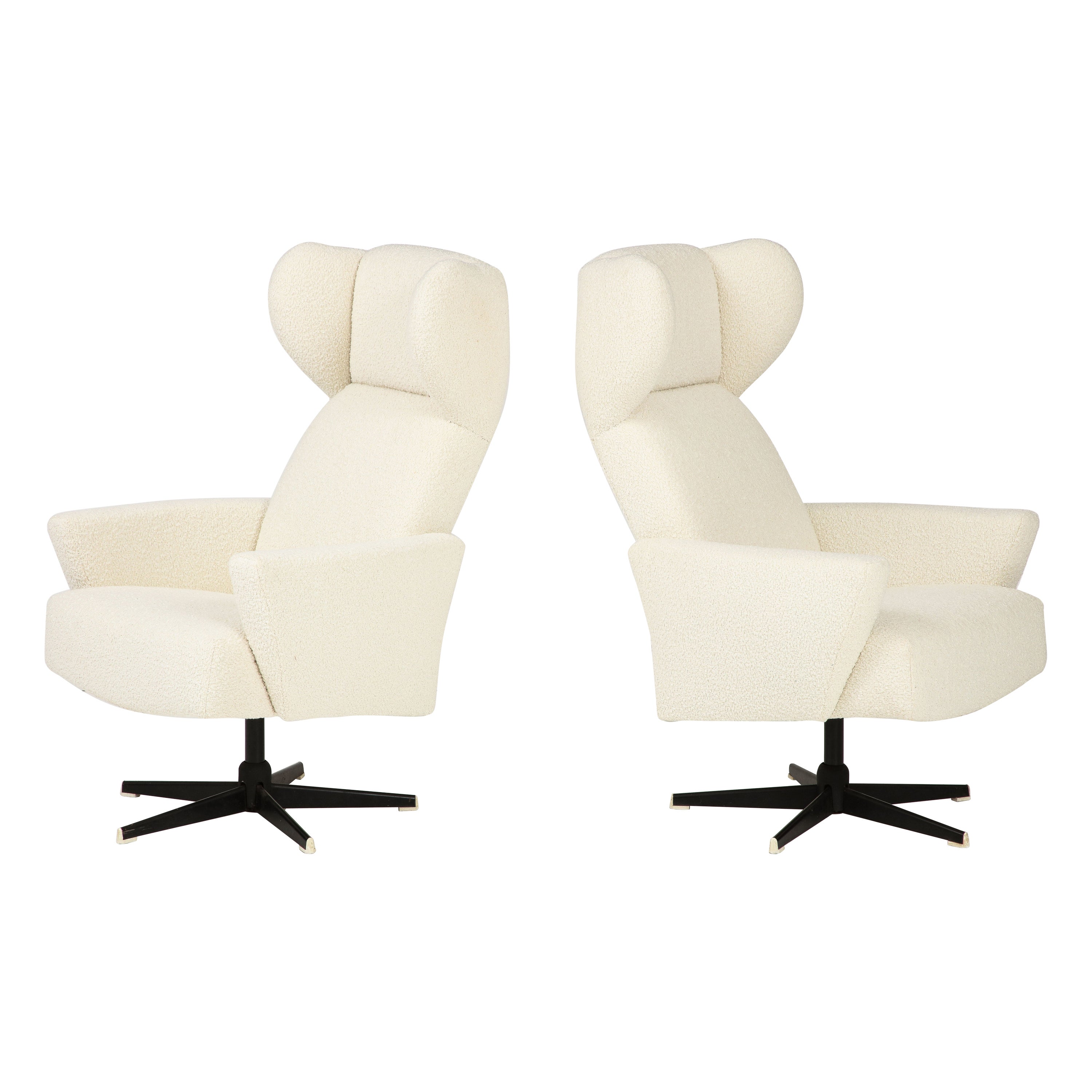 Paire de chaises pivotantes à haut dossier de style moderniste italien, Italie, vers 1960