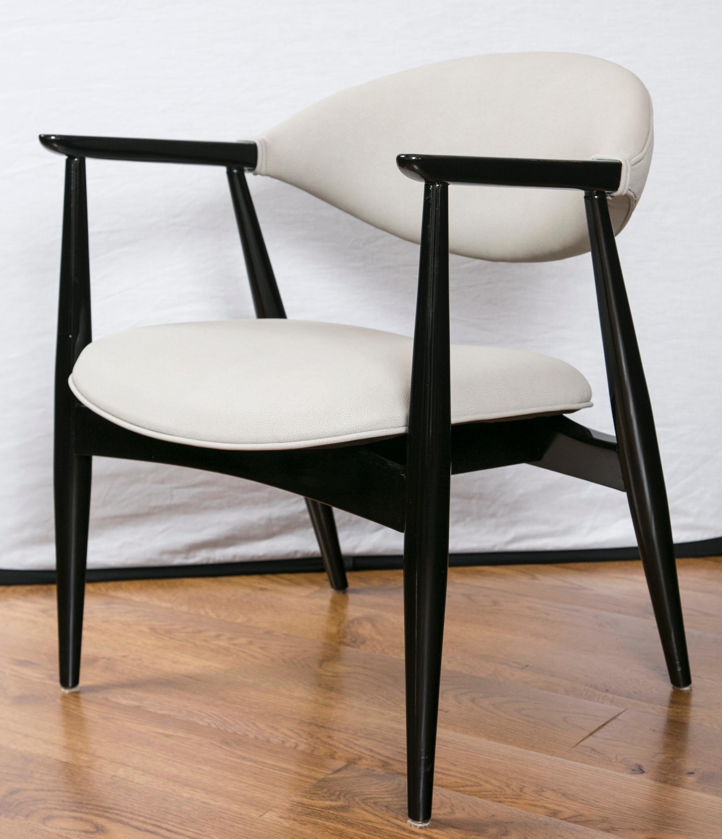Mid-Century Modern Paire de fauteuils laqués modernistes italiens en vente