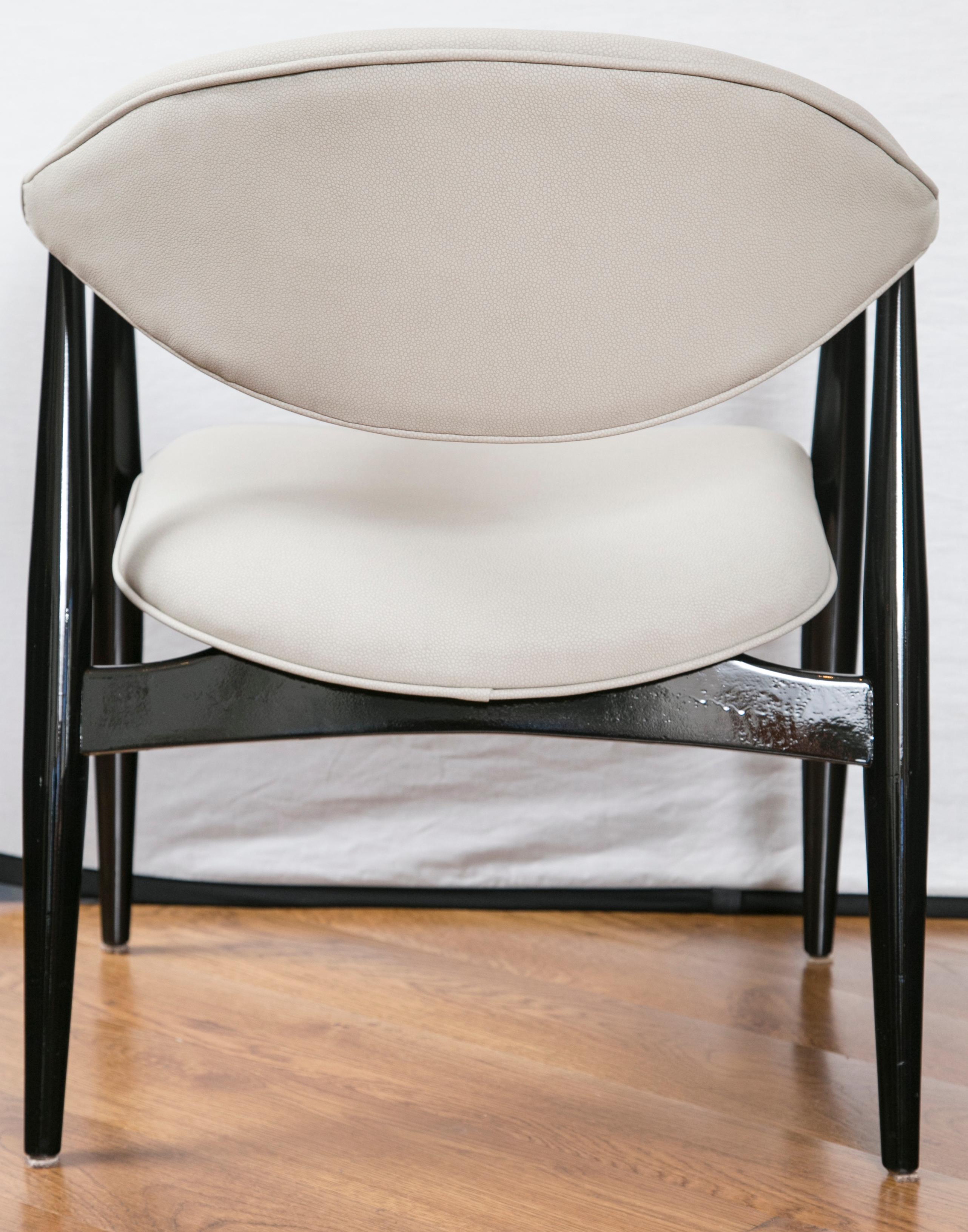 20ième siècle Paire de fauteuils laqués modernistes italiens en vente