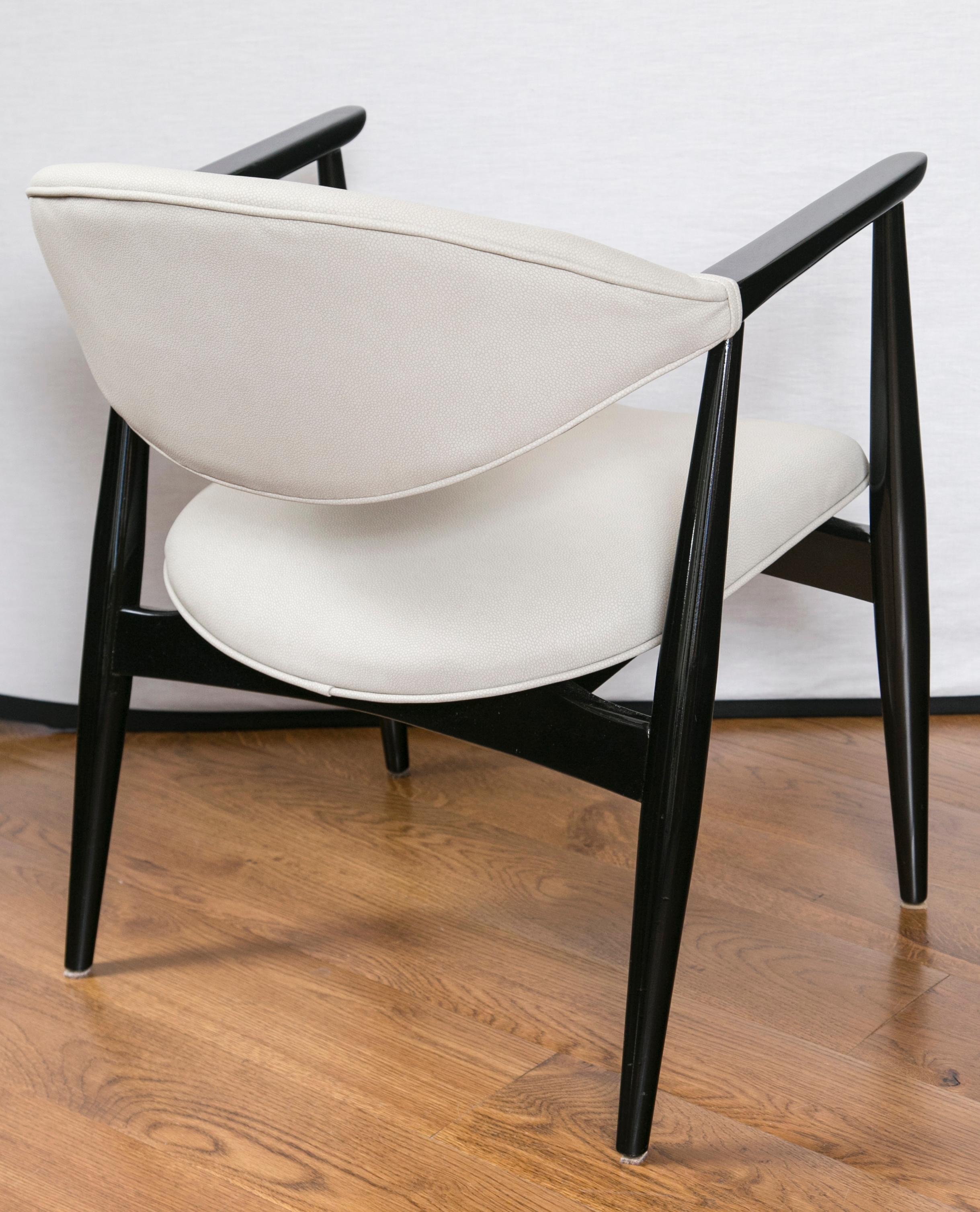 Hêtre Paire de fauteuils laqués modernistes italiens en vente