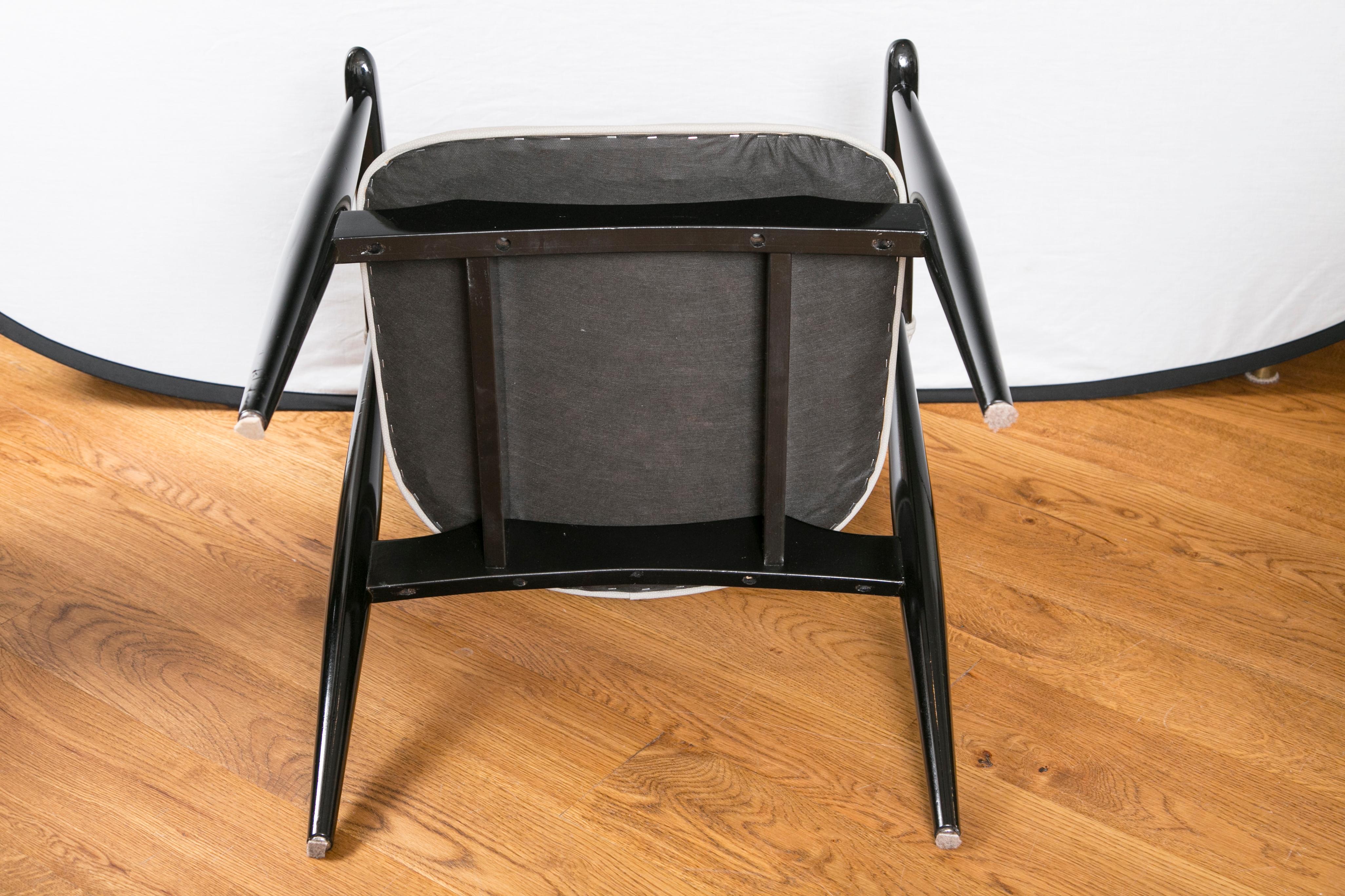 Paar italienische lackierte Sessel der Moderne (Buchenholz) im Angebot