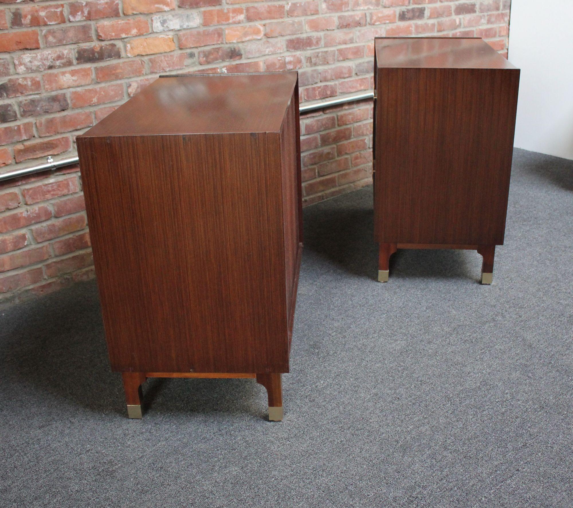 Pair of Italian Modernist Mahogany Nightstands / Chests by Longato Arredamenti In Good Condition In Brooklyn, NY