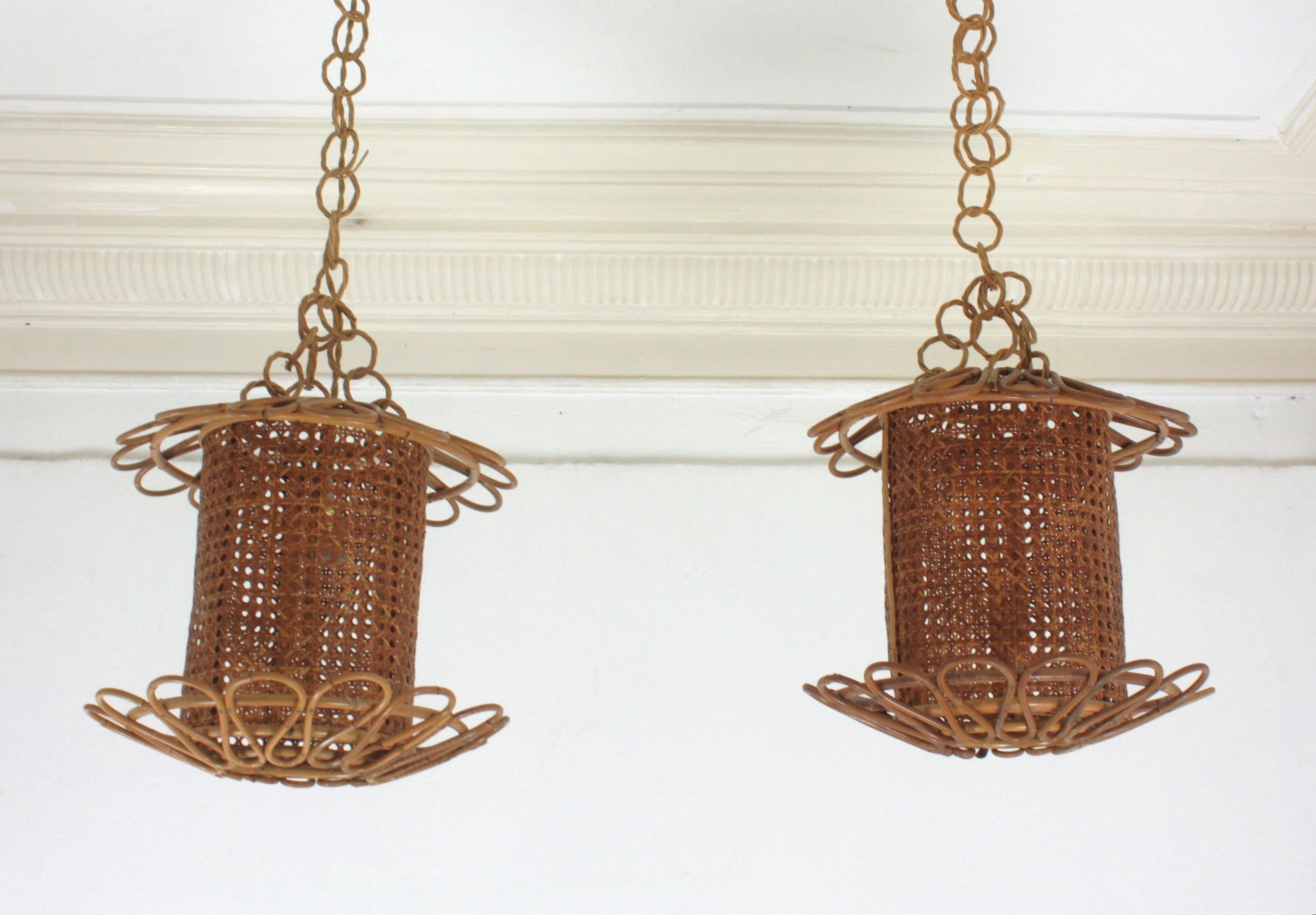 Zwei italienische modernistische Rattan- und Korbgeflecht-Hängelampen aus Draht im Angebot 2