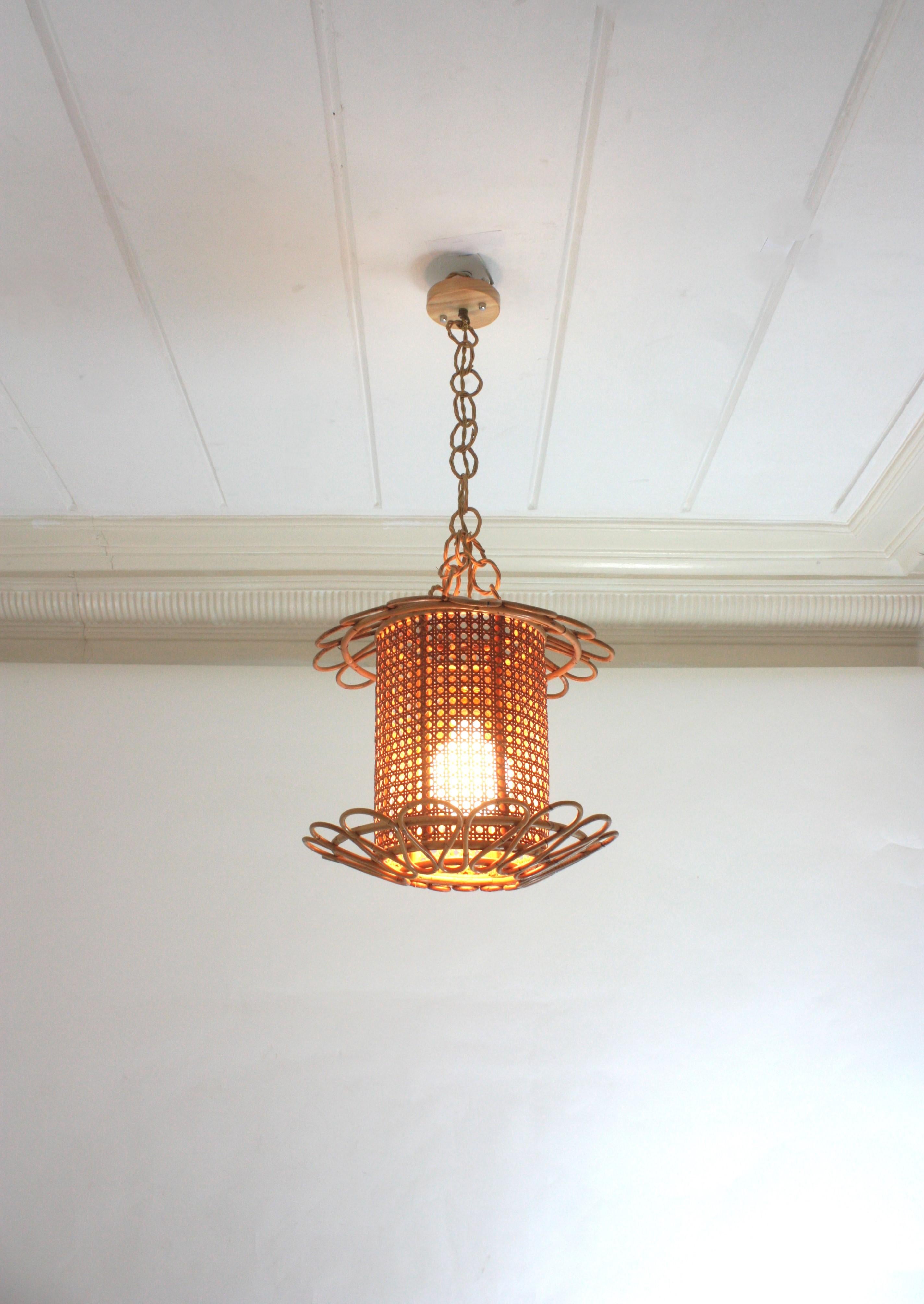 Zwei italienische modernistische Rattan- und Korbgeflecht-Hängelampen aus Draht im Angebot 4