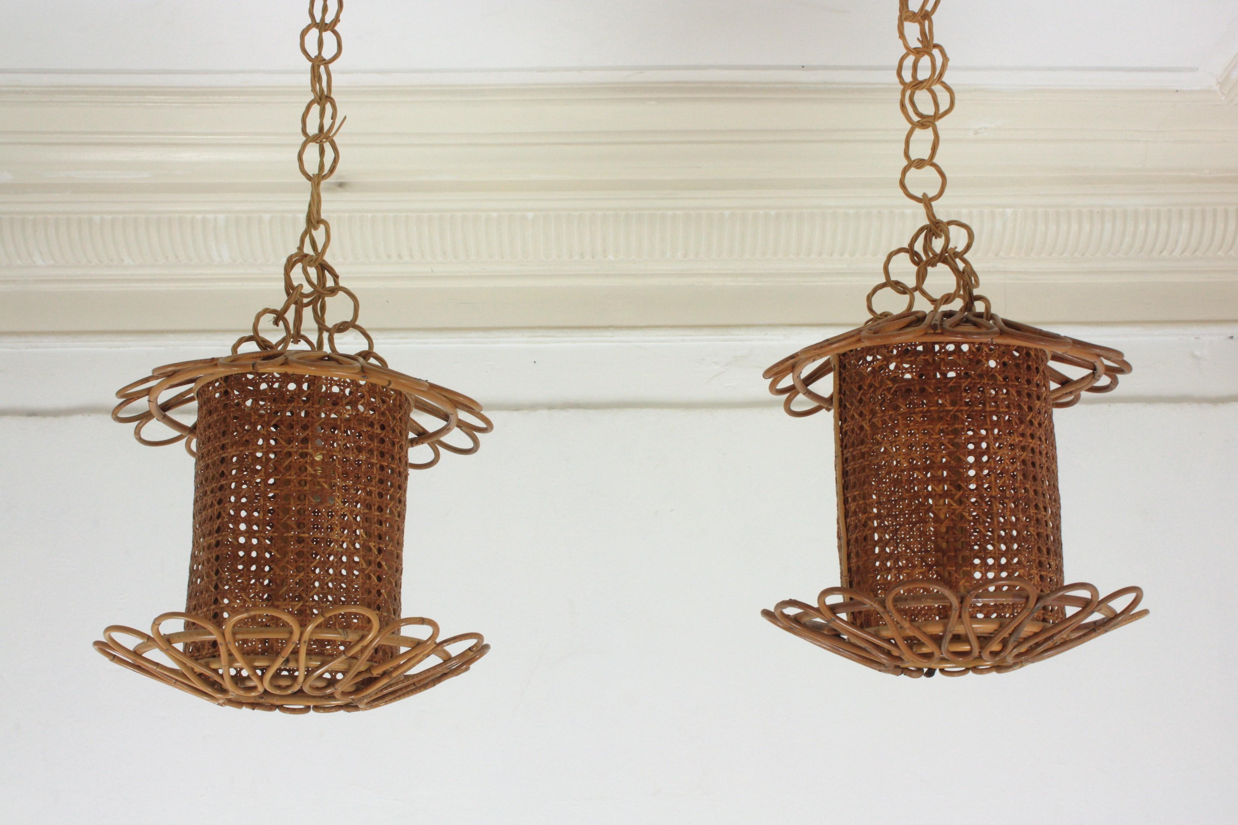 Paar moderne Pendelleuchten aus geflochtenem Rattan aus der Mitte des Jahrhunderts
Schöne Mid-Century Modern geflochtene Draht und Rattan Pendelleuchten / Laternen, Italien, 1950er-1960er Jahre.
Die geflochtenen zylindrischen Schirme dieser Lampen