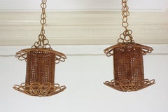 Coppia di lampade a sospensione in filo di vimini e rattan di stile modernista italiano