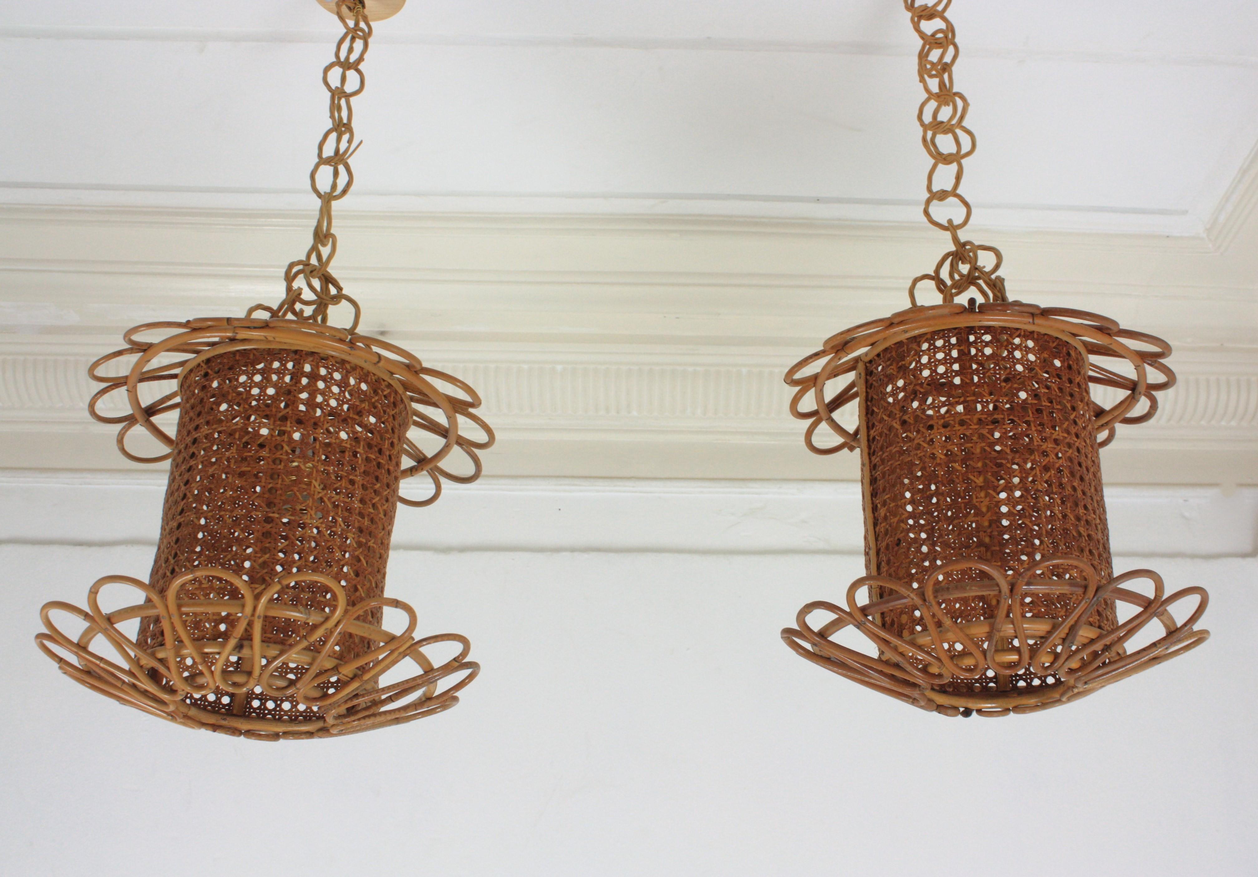Zwei italienische modernistische Rattan- und Korbgeflecht-Hängelampen aus Draht (Moderne der Mitte des Jahrhunderts) im Angebot