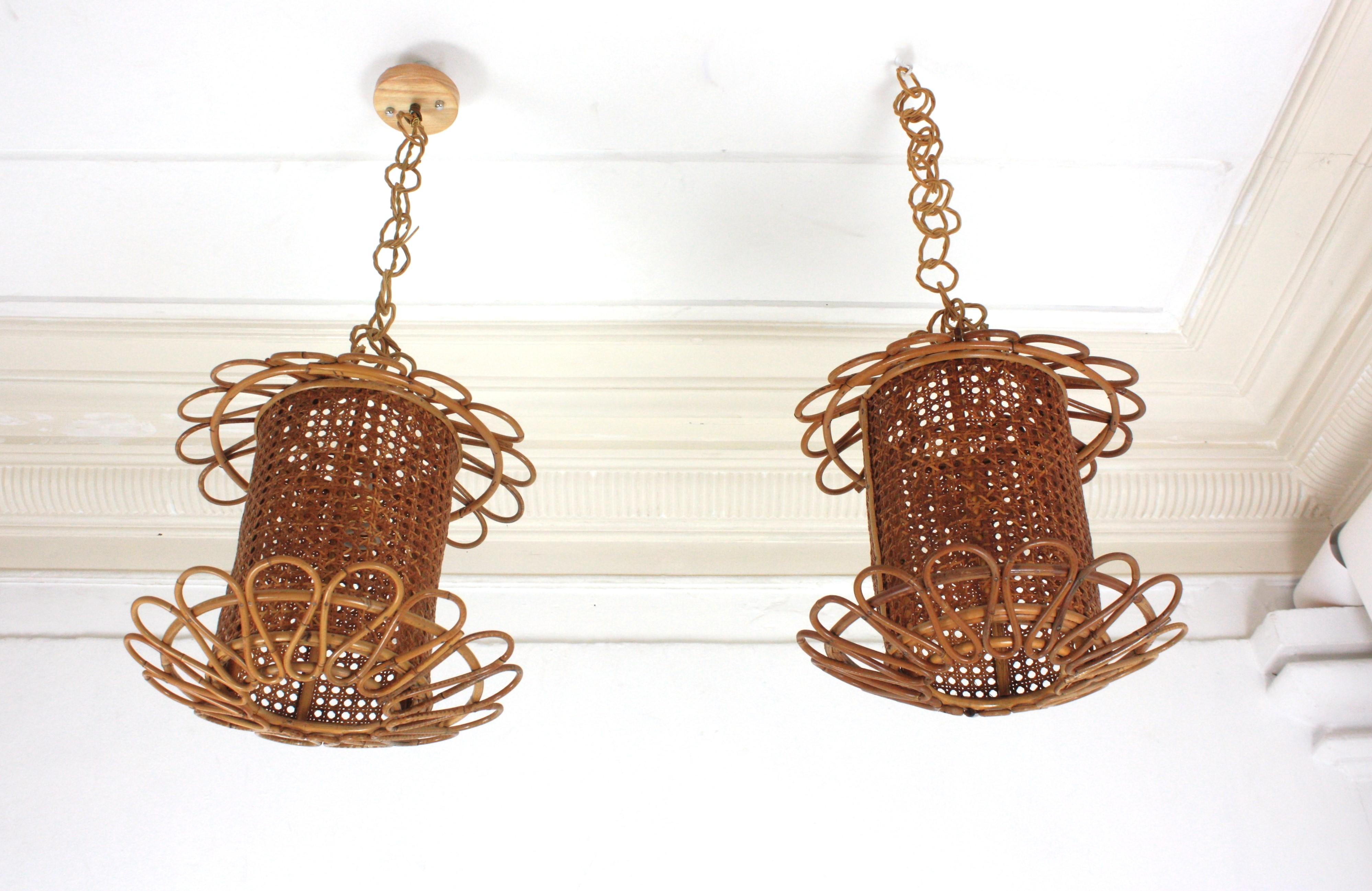 Zwei italienische modernistische Rattan- und Korbgeflecht-Hängelampen aus Draht (Italienisch) im Angebot