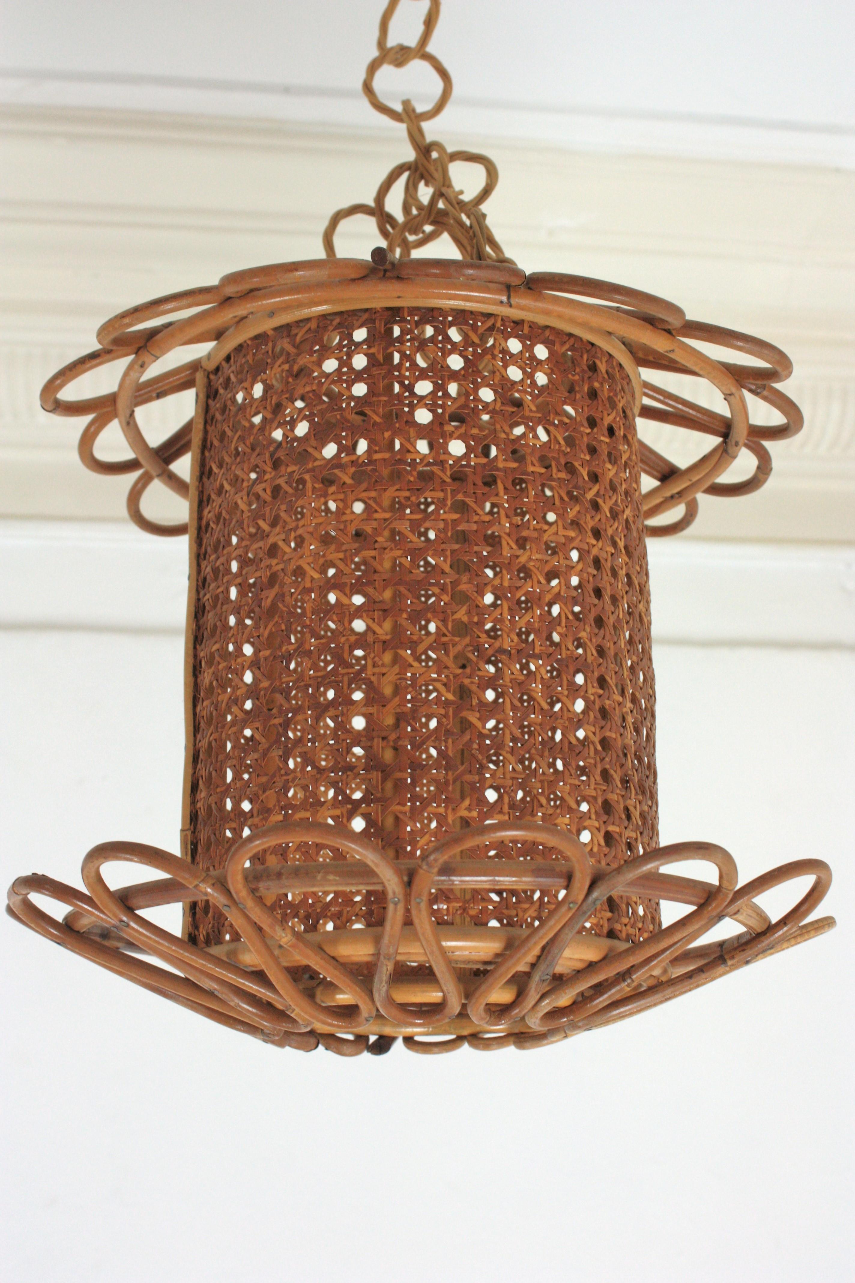 Zwei italienische modernistische Rattan- und Korbgeflecht-Hängelampen aus Draht (Korbweide) im Angebot