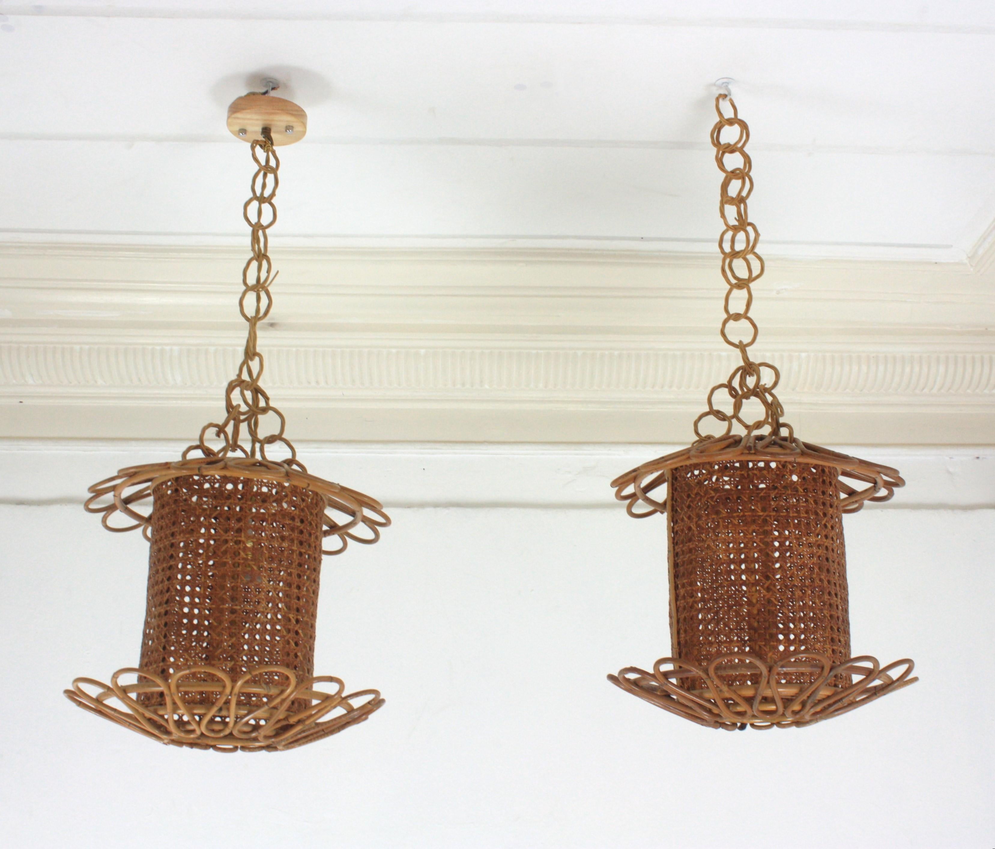Zwei italienische modernistische Rattan- und Korbgeflecht-Hängelampen aus Draht im Angebot 1