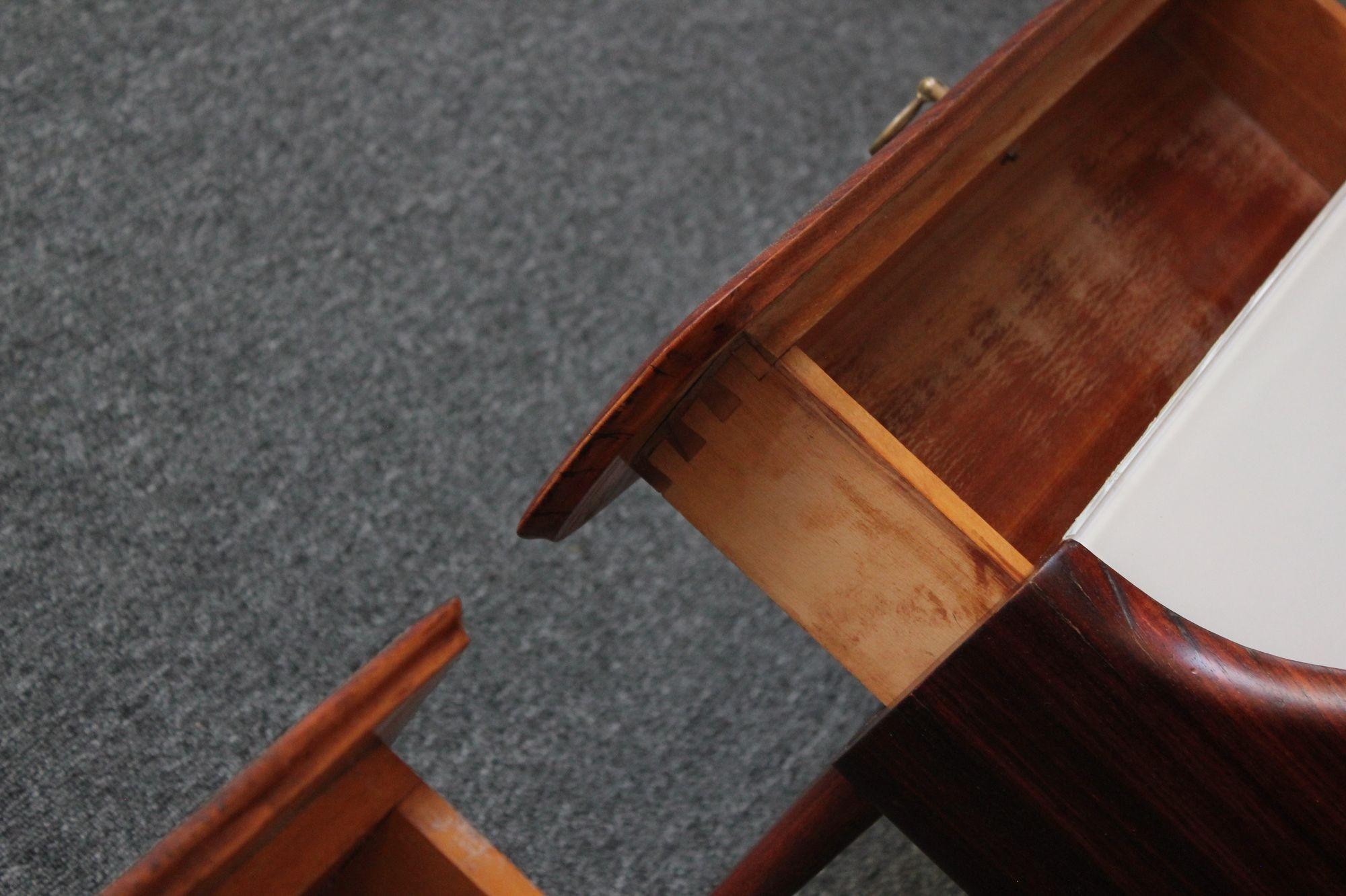 Paire de tables de nuit/tables de chevet italiennes modernistes en bois de rose à un tiroir en vente 9