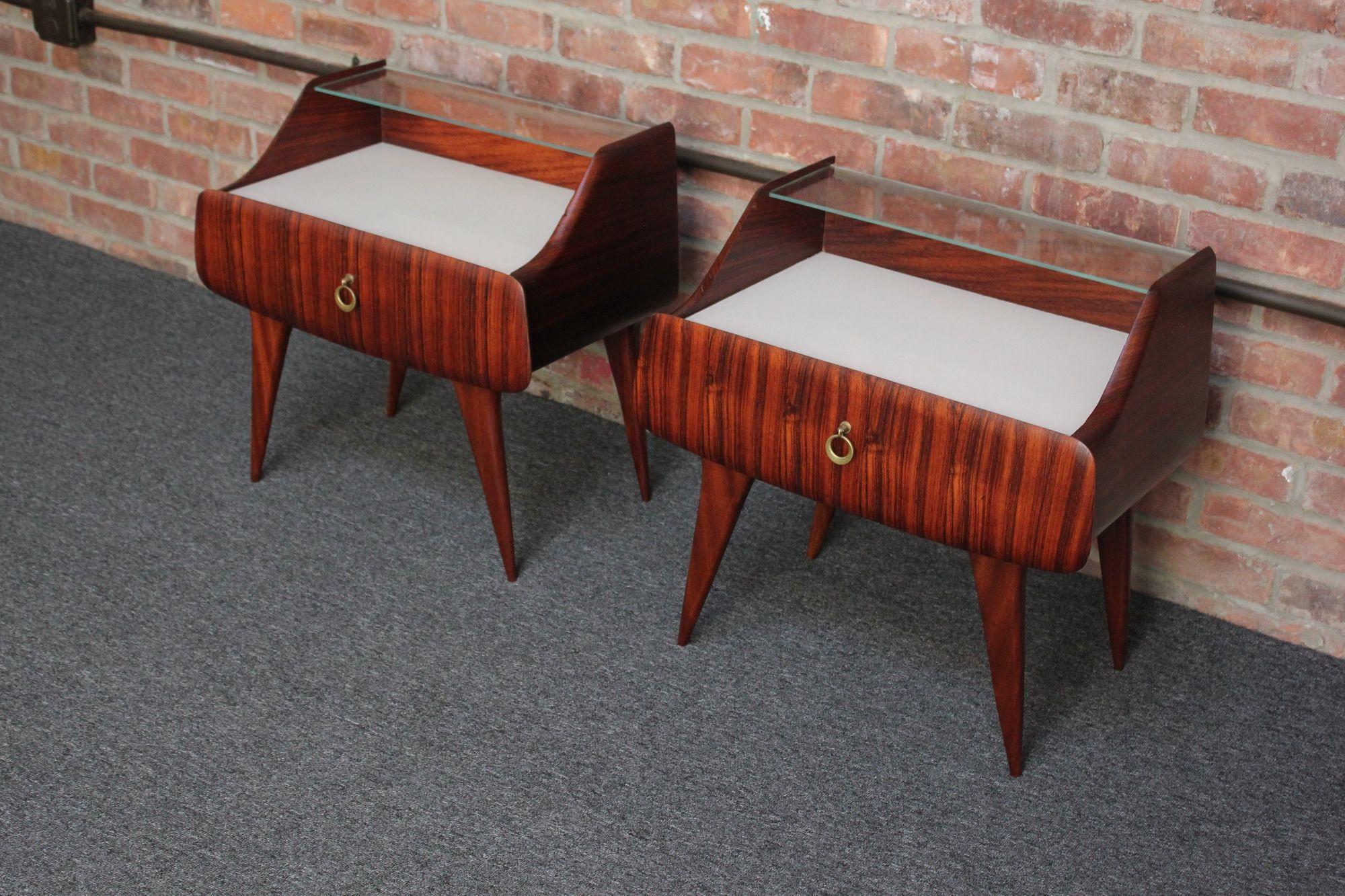 Pair of Italian Modernist Rosewood Single-Drawer Nightstands/Bedside Tables In Good Condition For Sale In Brooklyn, NY