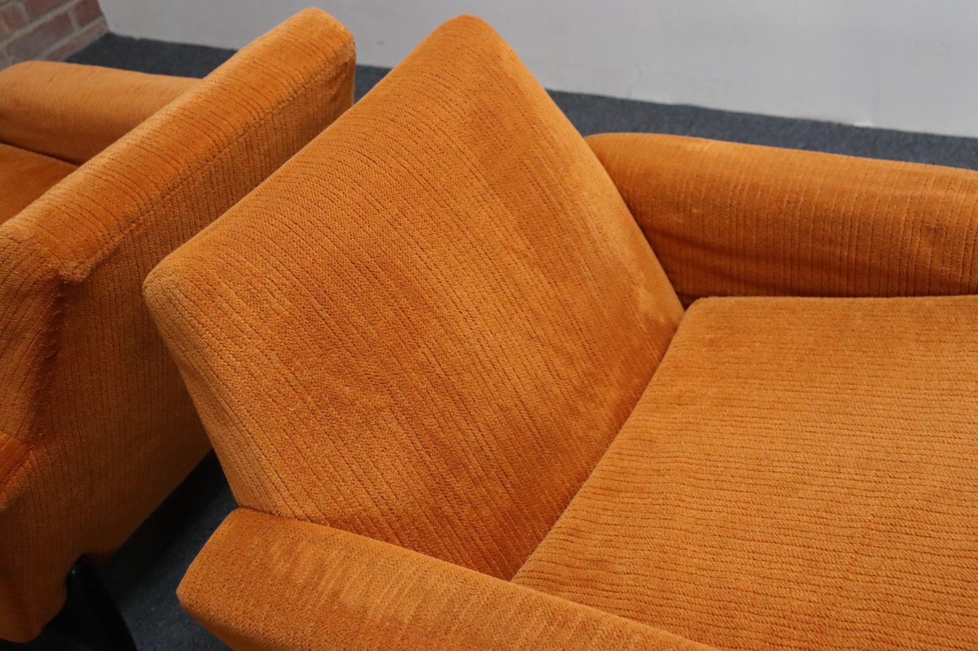 Pair of Italian Modernist Sculptural Lounge Chairs by Pizzetti For Sale 2