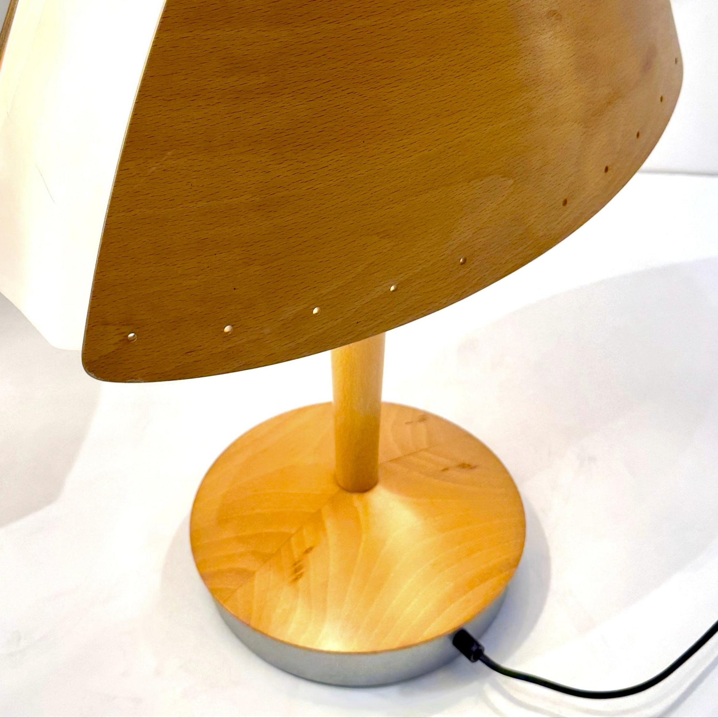 Coppia di lampade da tavolo moderniste italiane in vendita 4