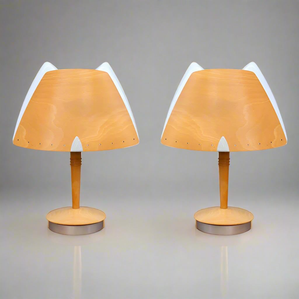 

Coppia di lampade da tavolo decorative in stile Wood Modernista italiano con dettagli traslucidi in plexi su entrambi i lati dei paralumi.
