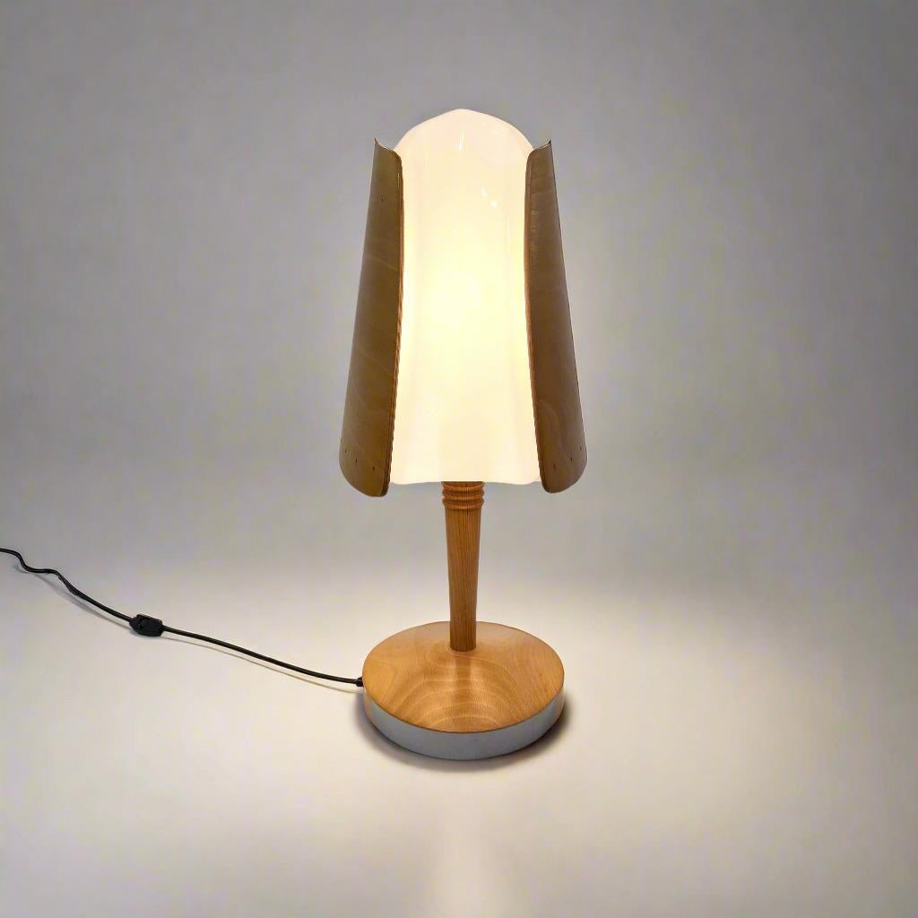 Coppia di lampade da tavolo moderniste italiane in vendita 2