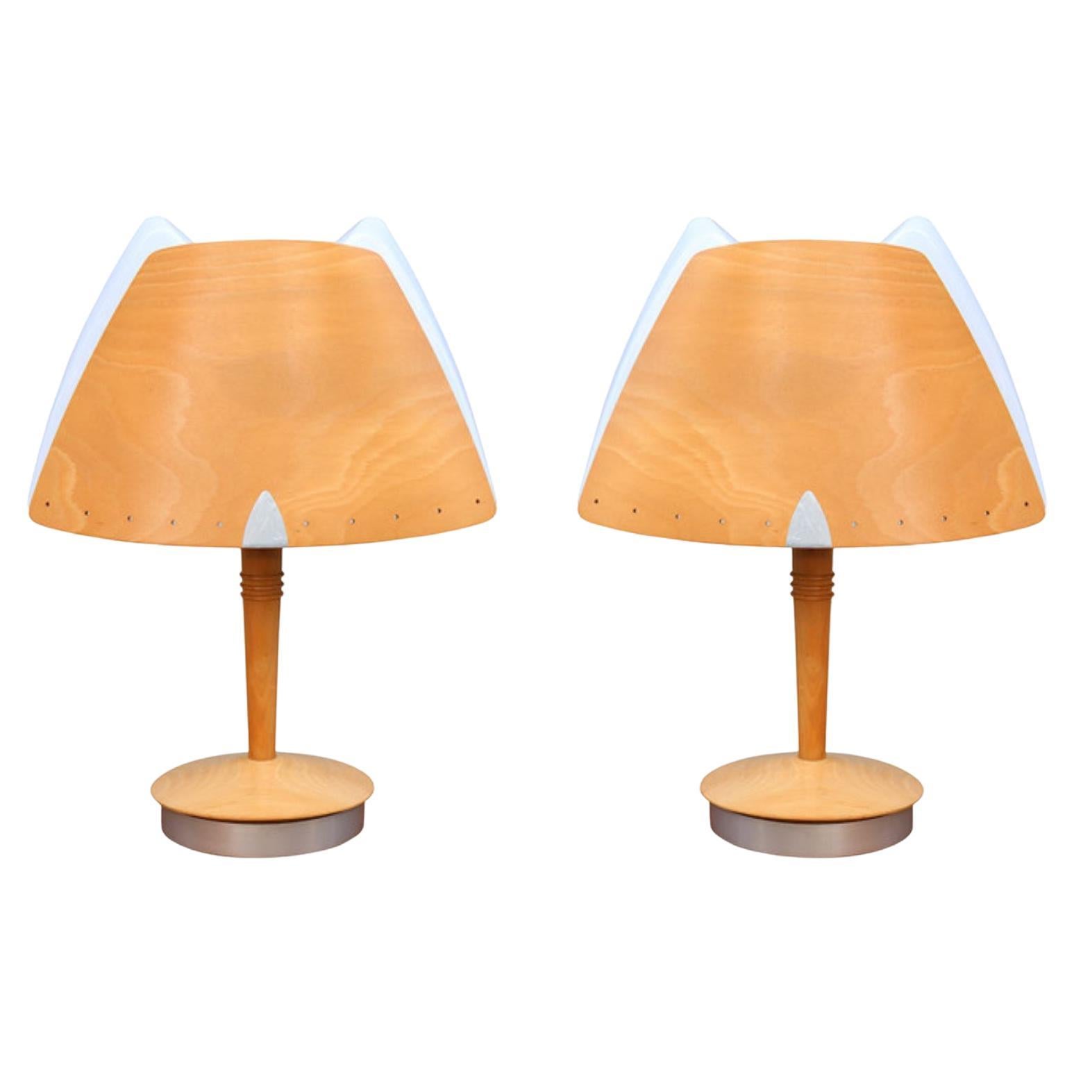 Coppia di lampade da tavolo moderniste italiane in vendita
