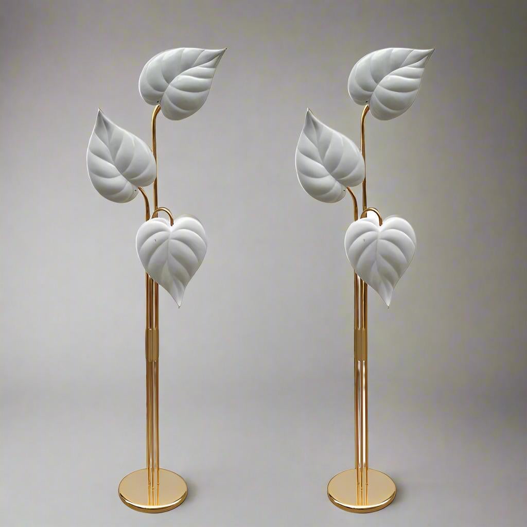 Paire de lampadaires modernistes italiens à trois lumières.
Laiton patiné avec diffuseurs en céramique stylisée.
  