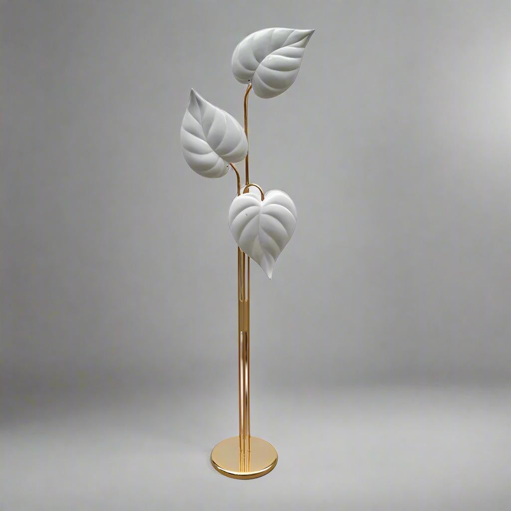 Moderne Paire de lampadaires à trois têtes de style moderniste italien en vente