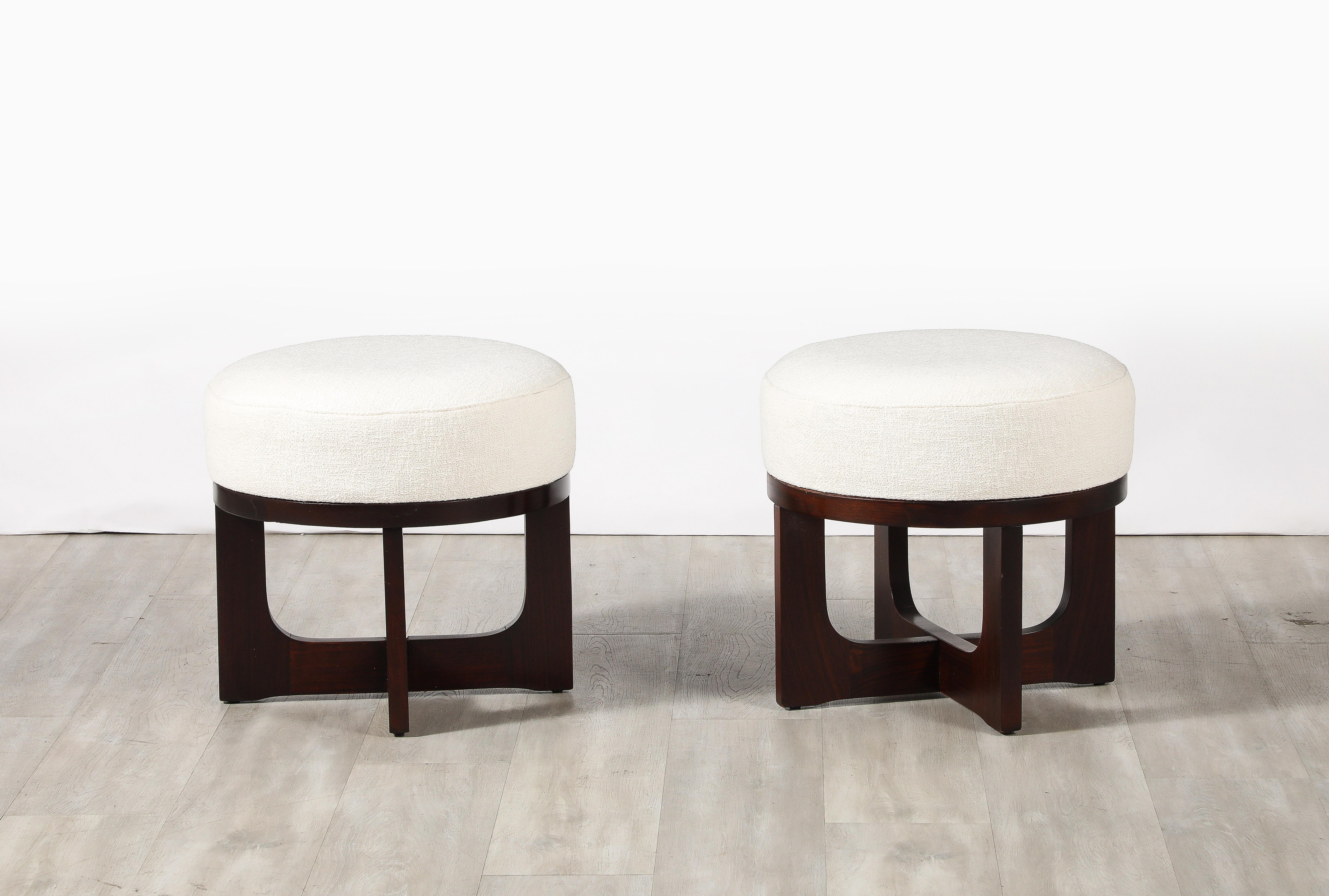 Pareja de taburetes modernistas italianos de nogal, Italia, hacia 1960 Moderno de mediados de siglo en venta