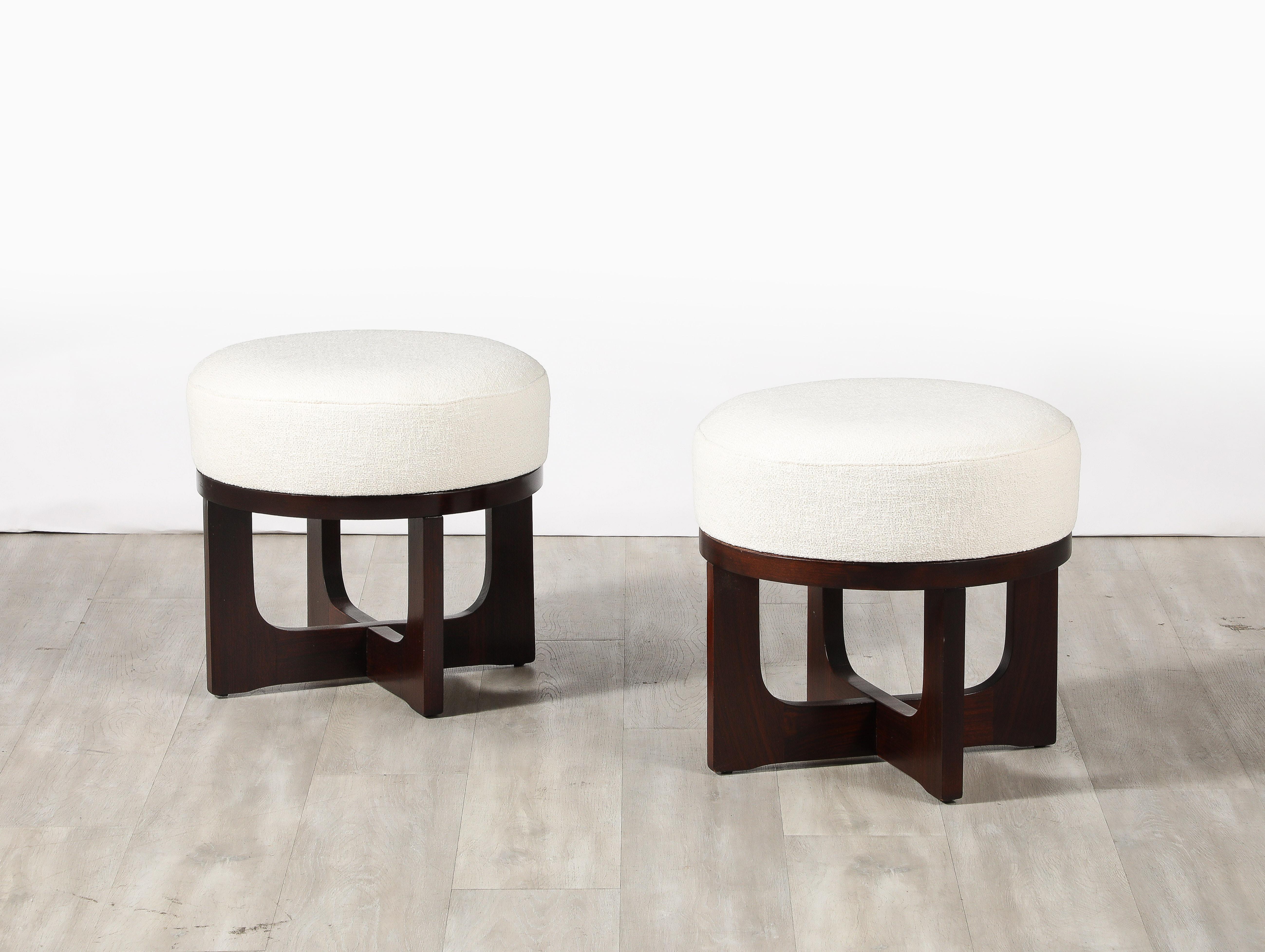 Pareja de taburetes modernistas italianos de nogal, Italia, hacia 1960 mediados del siglo XX en venta