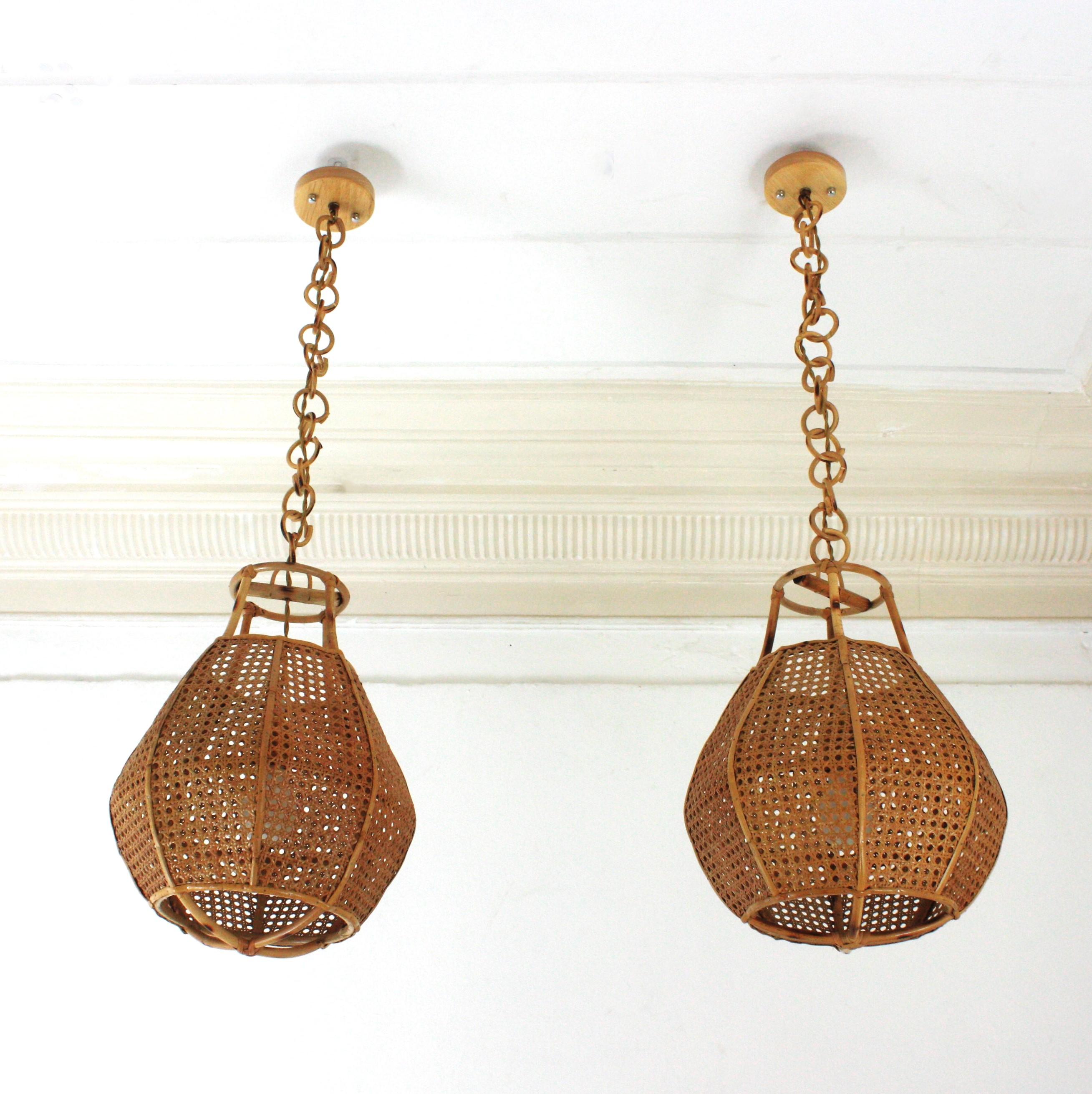 Ein Paar italienische modernistische Rattan-Globe Pendelleuchten / Hängelampen aus Draht im Angebot 2