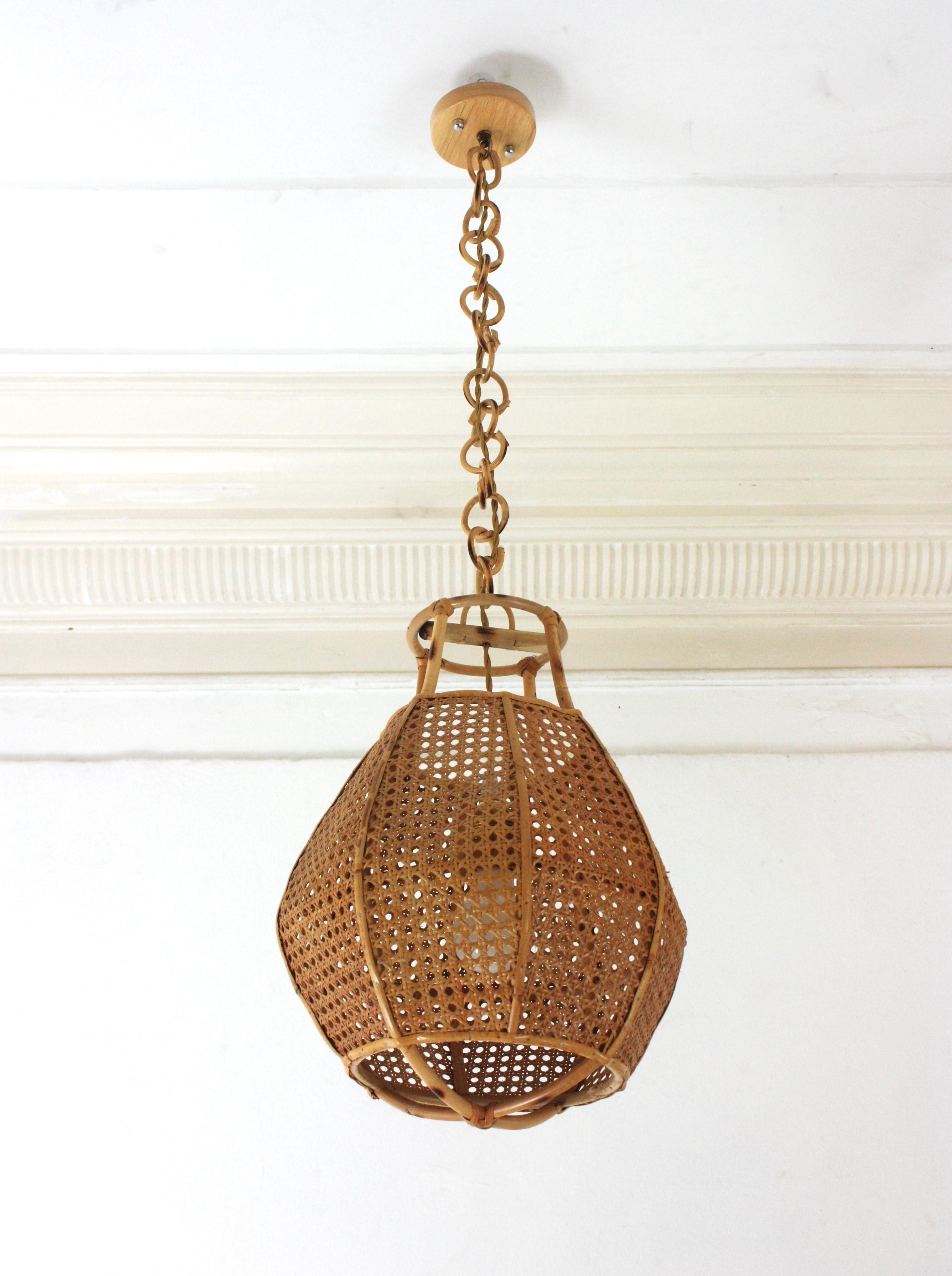 Ein Paar italienische modernistische Rattan-Globe Pendelleuchten / Hängelampen aus Draht im Angebot 3