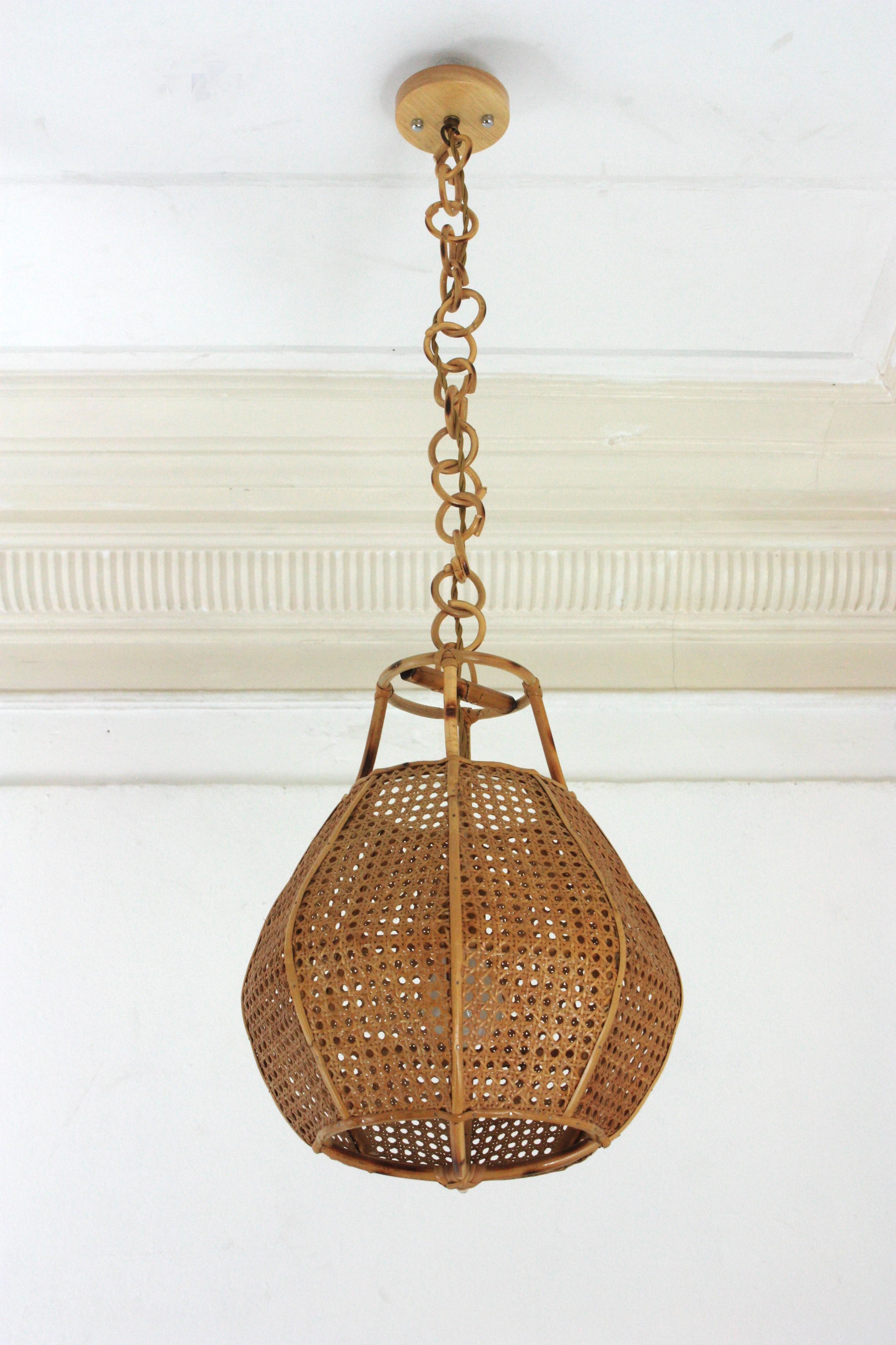Ein Paar italienische modernistische Rattan-Globe Pendelleuchten / Hängelampen aus Draht im Angebot 6