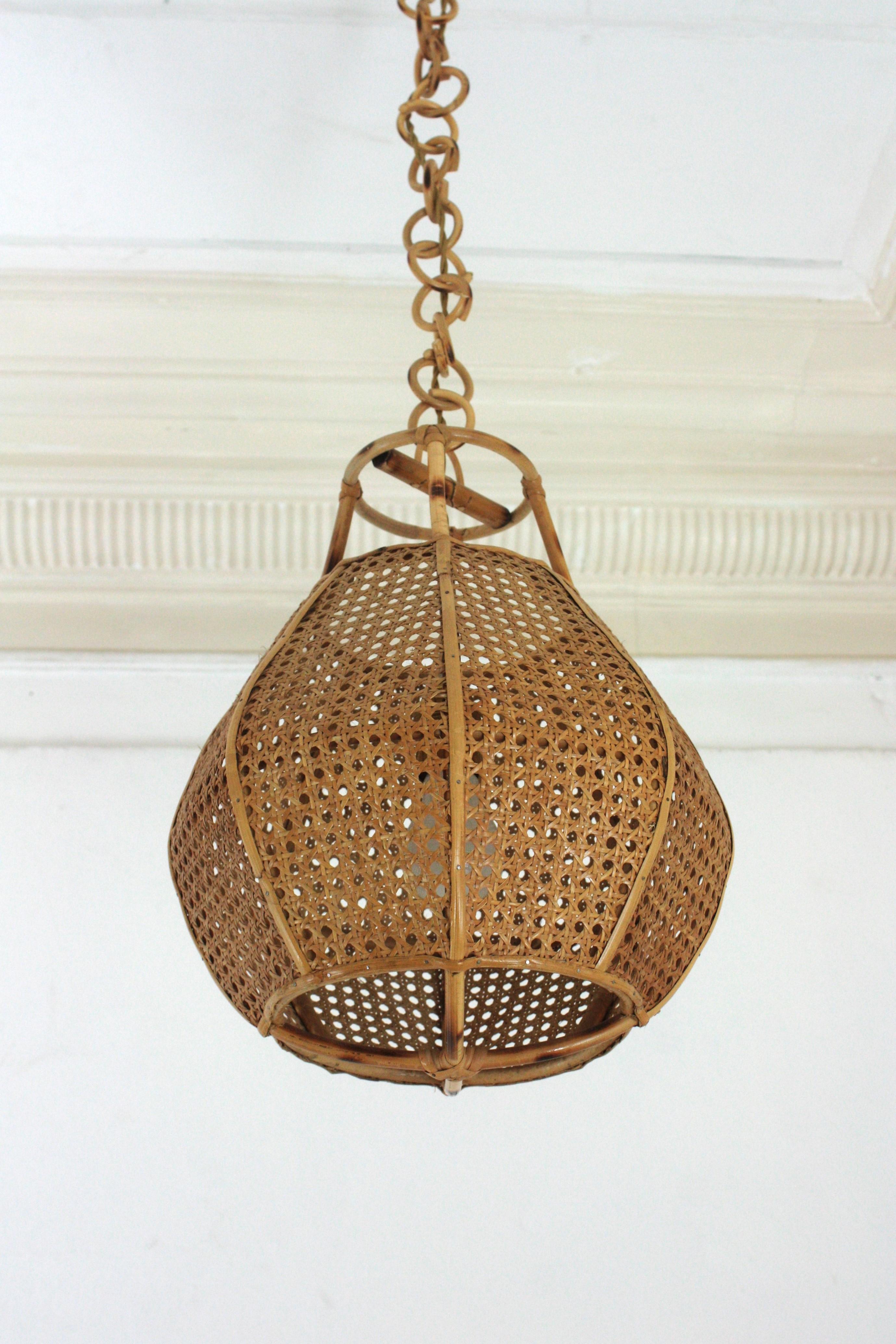 Ein Paar italienische modernistische Rattan-Globe Pendelleuchten / Hängelampen aus Draht im Angebot 7