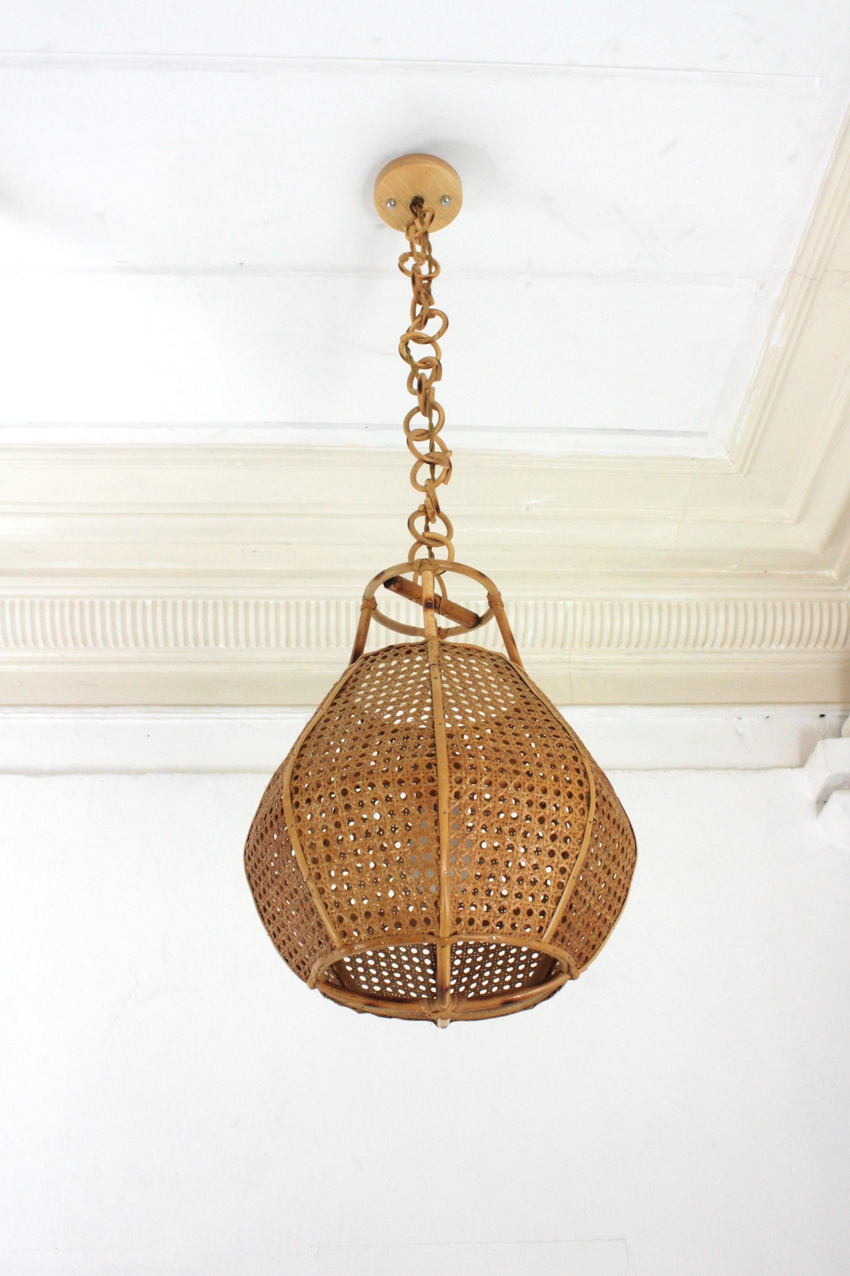 Ein Paar italienische modernistische Rattan-Globe Pendelleuchten / Hängelampen aus Draht im Angebot 8