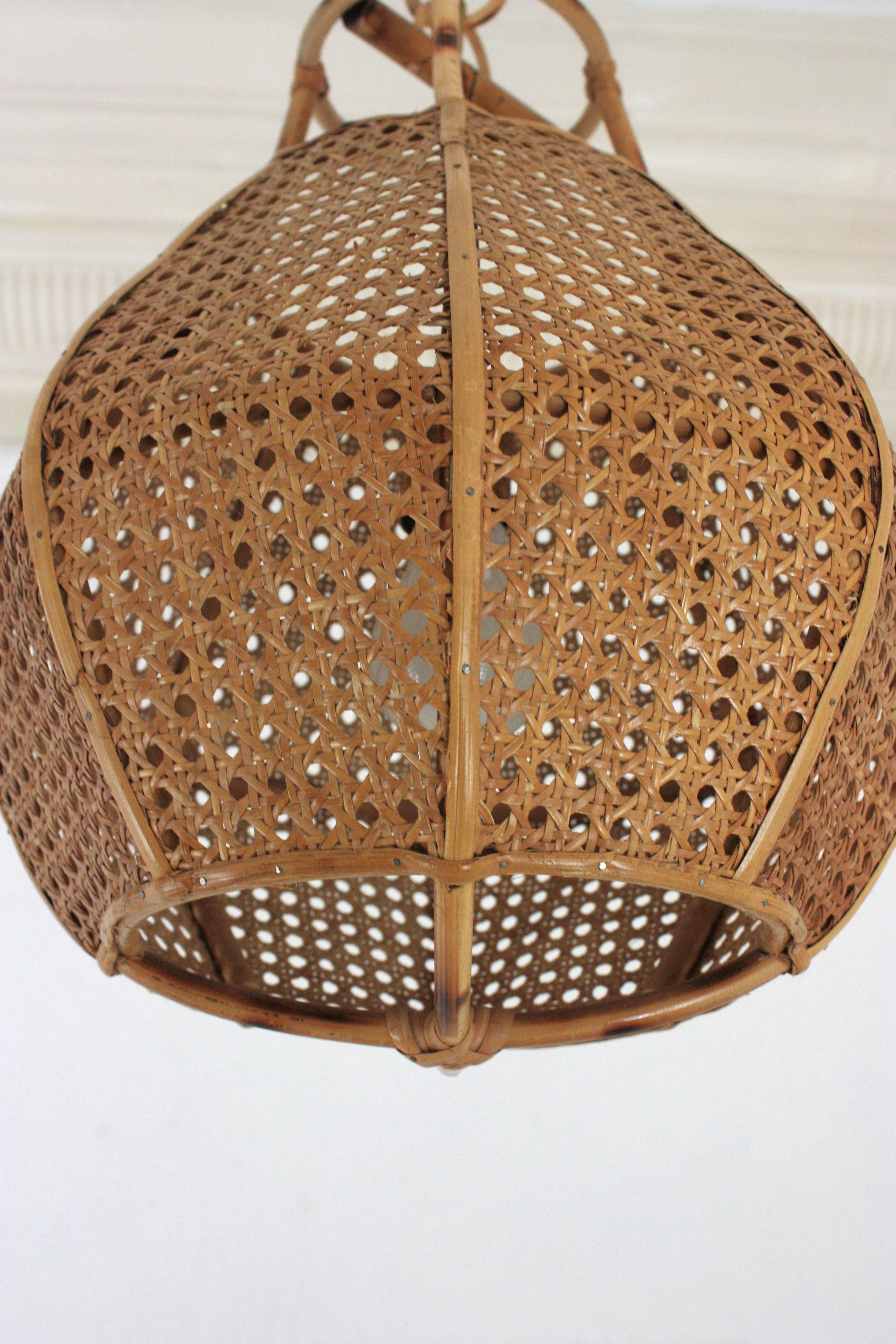 Ein Paar italienische modernistische Rattan-Globe Pendelleuchten / Hängelampen aus Draht im Angebot 9