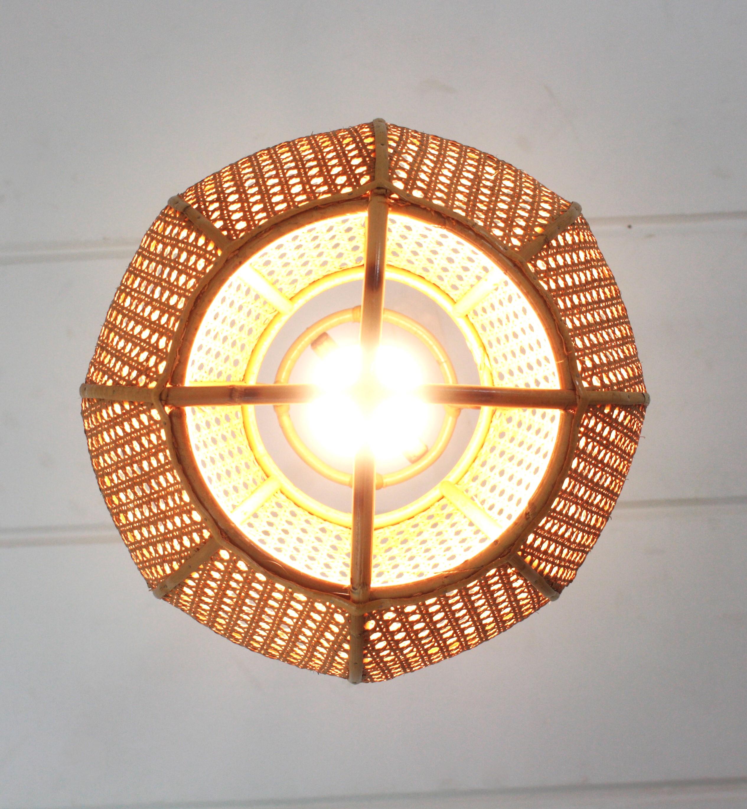 Ein Paar italienische modernistische Rattan-Globe Pendelleuchten / Hängelampen aus Draht im Angebot 10