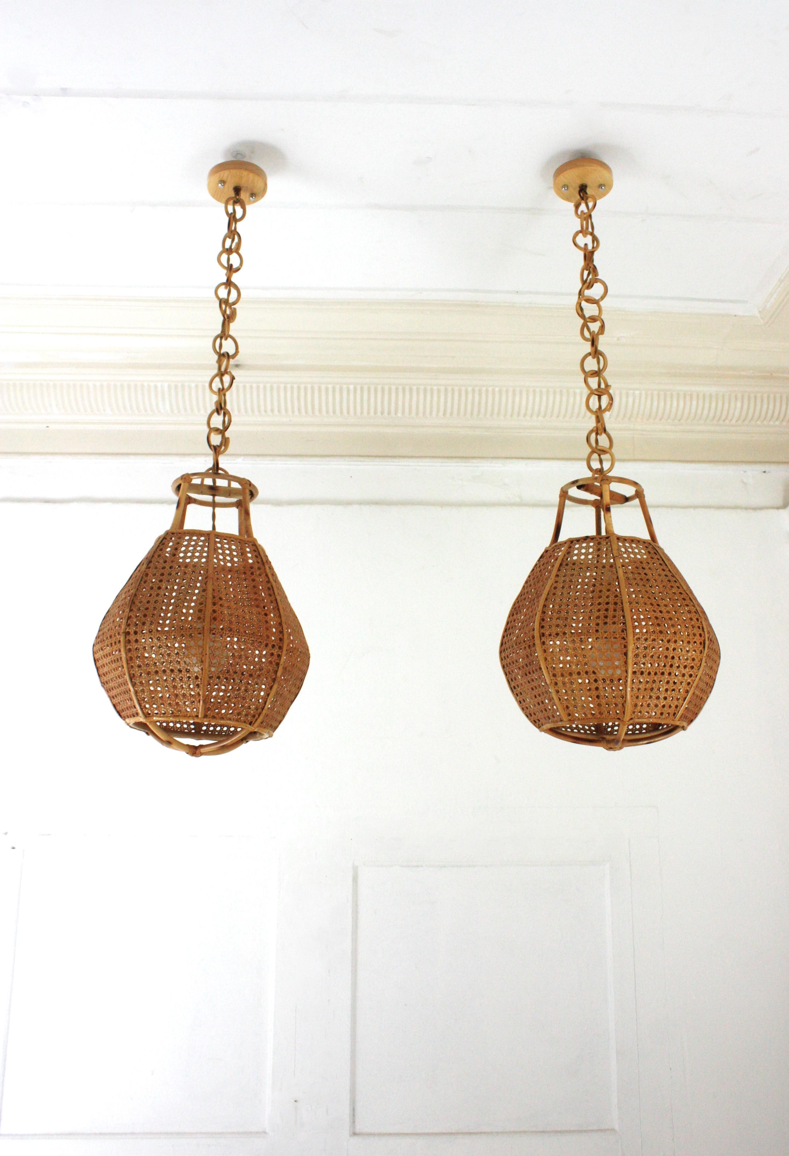 Ein Paar italienische modernistische Rattan-Globe Pendelleuchten / Hängelampen aus Draht (Moderne der Mitte des Jahrhunderts) im Angebot