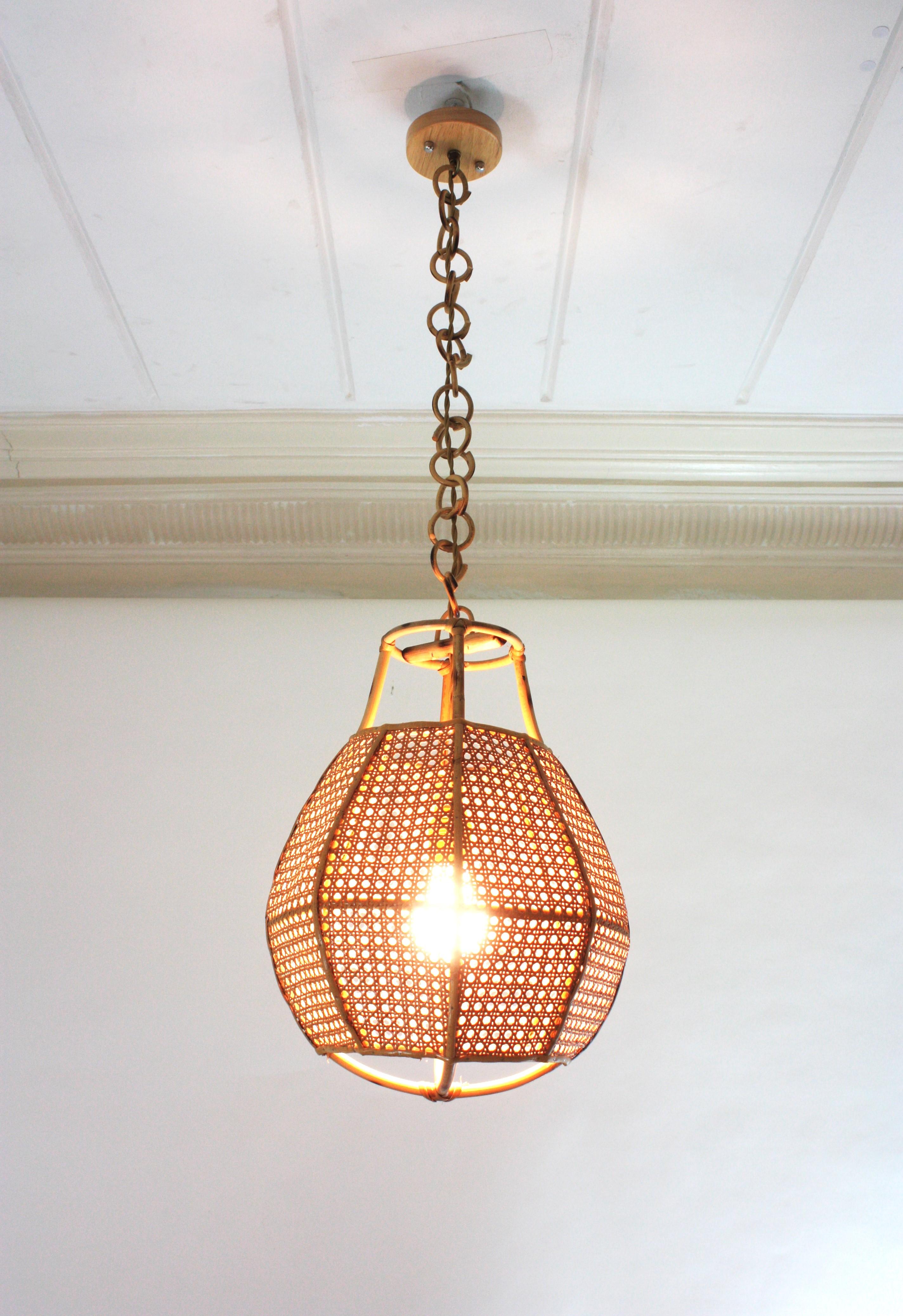 Ein Paar italienische modernistische Rattan-Globe Pendelleuchten / Hängelampen aus Draht (Italienisch) im Angebot