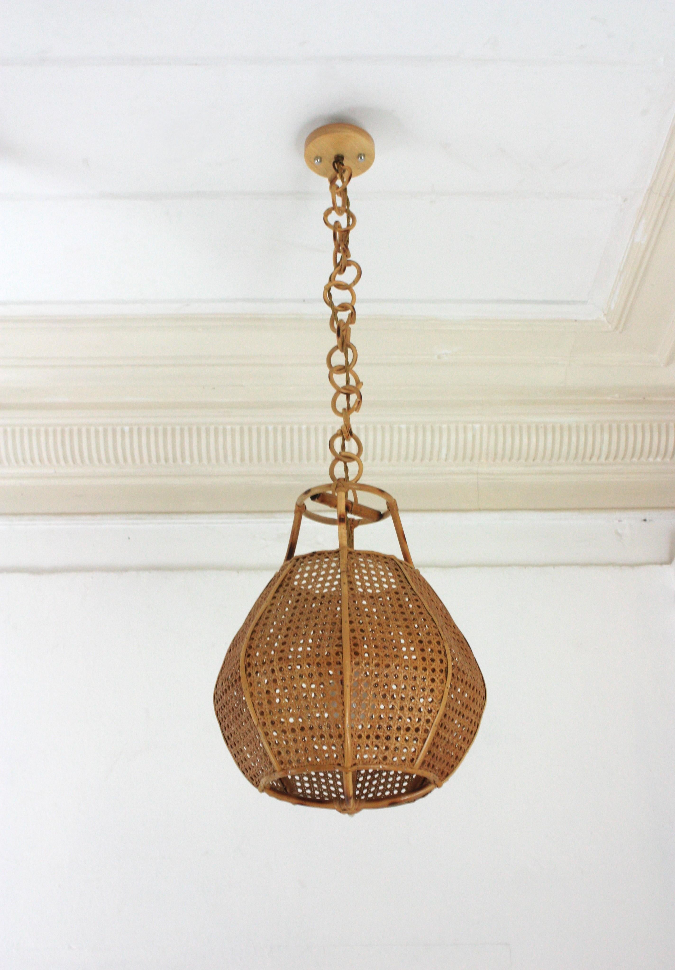 Ein Paar italienische modernistische Rattan-Globe Pendelleuchten / Hängelampen aus Draht (Handgewebt) im Angebot