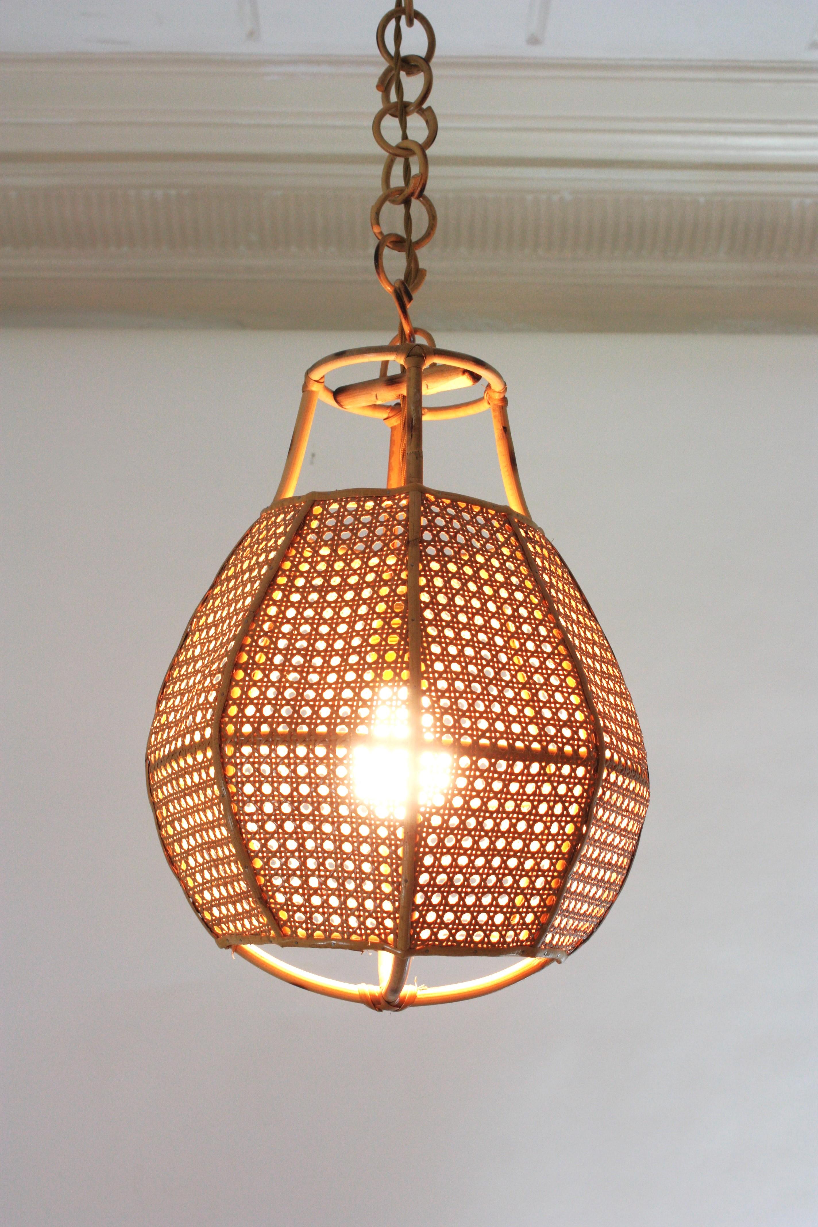 Ein Paar italienische modernistische Rattan-Globe Pendelleuchten / Hängelampen aus Draht im Zustand „Gut“ im Angebot in Barcelona, ES