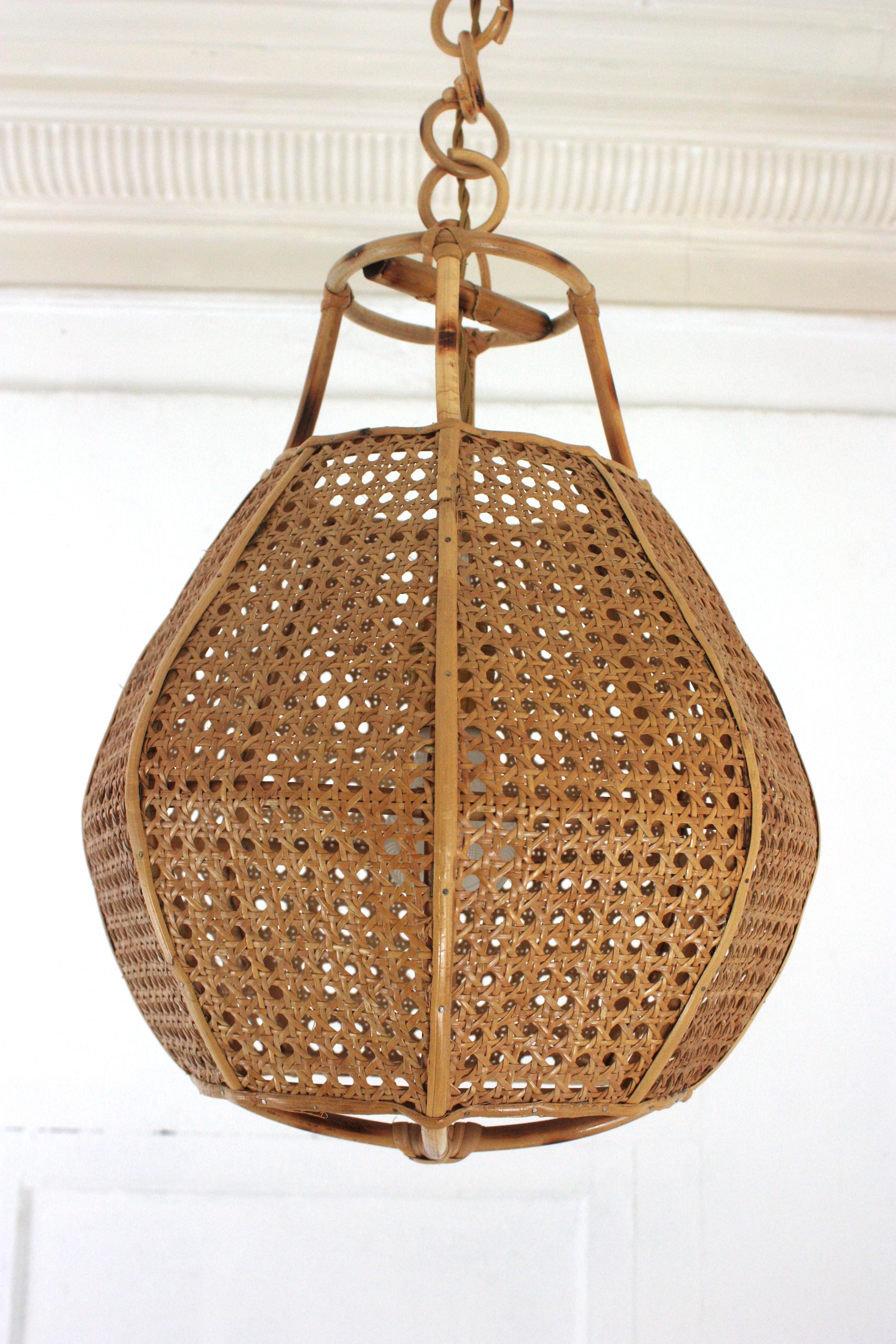 Ein Paar italienische modernistische Rattan-Globe Pendelleuchten / Hängelampen aus Draht (20. Jahrhundert) im Angebot