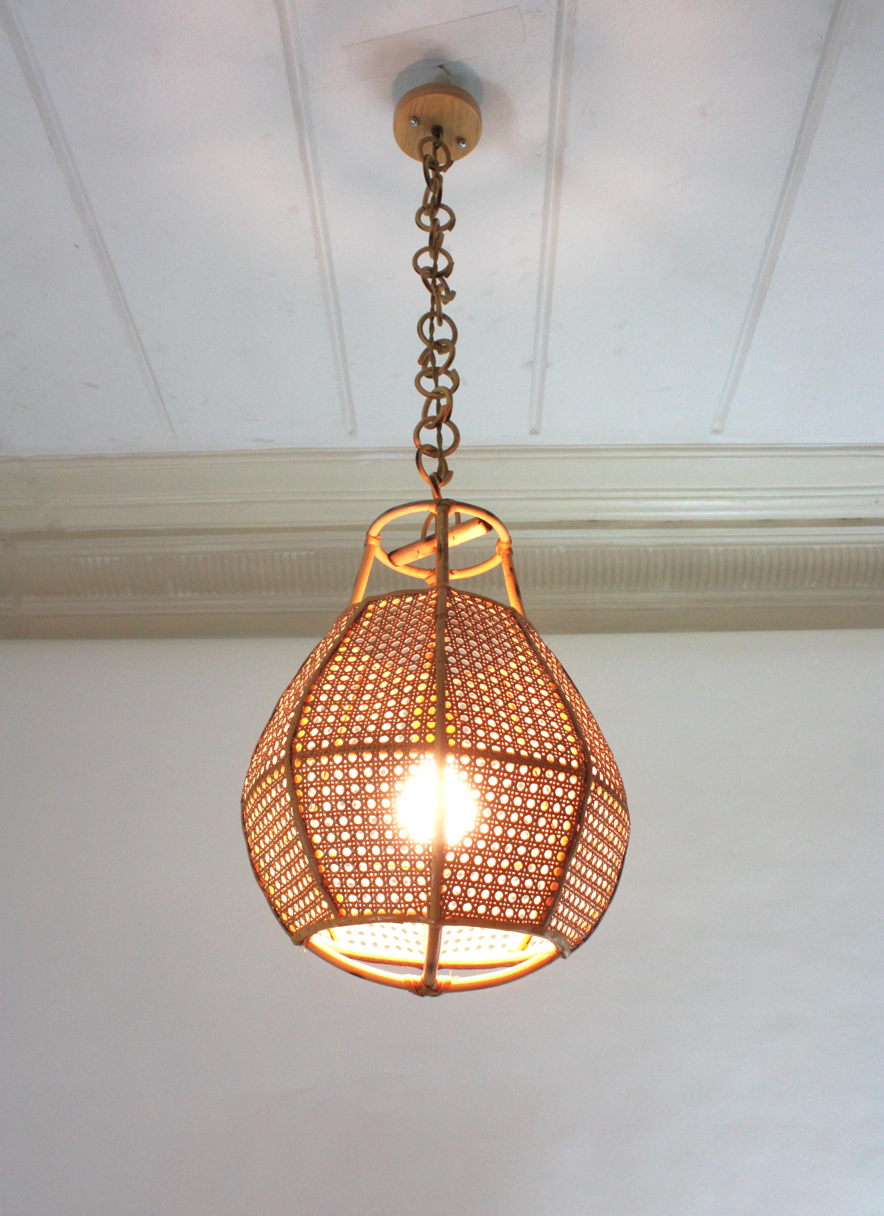 Ein Paar italienische modernistische Rattan-Globe Pendelleuchten / Hängelampen aus Draht (Korbweide) im Angebot