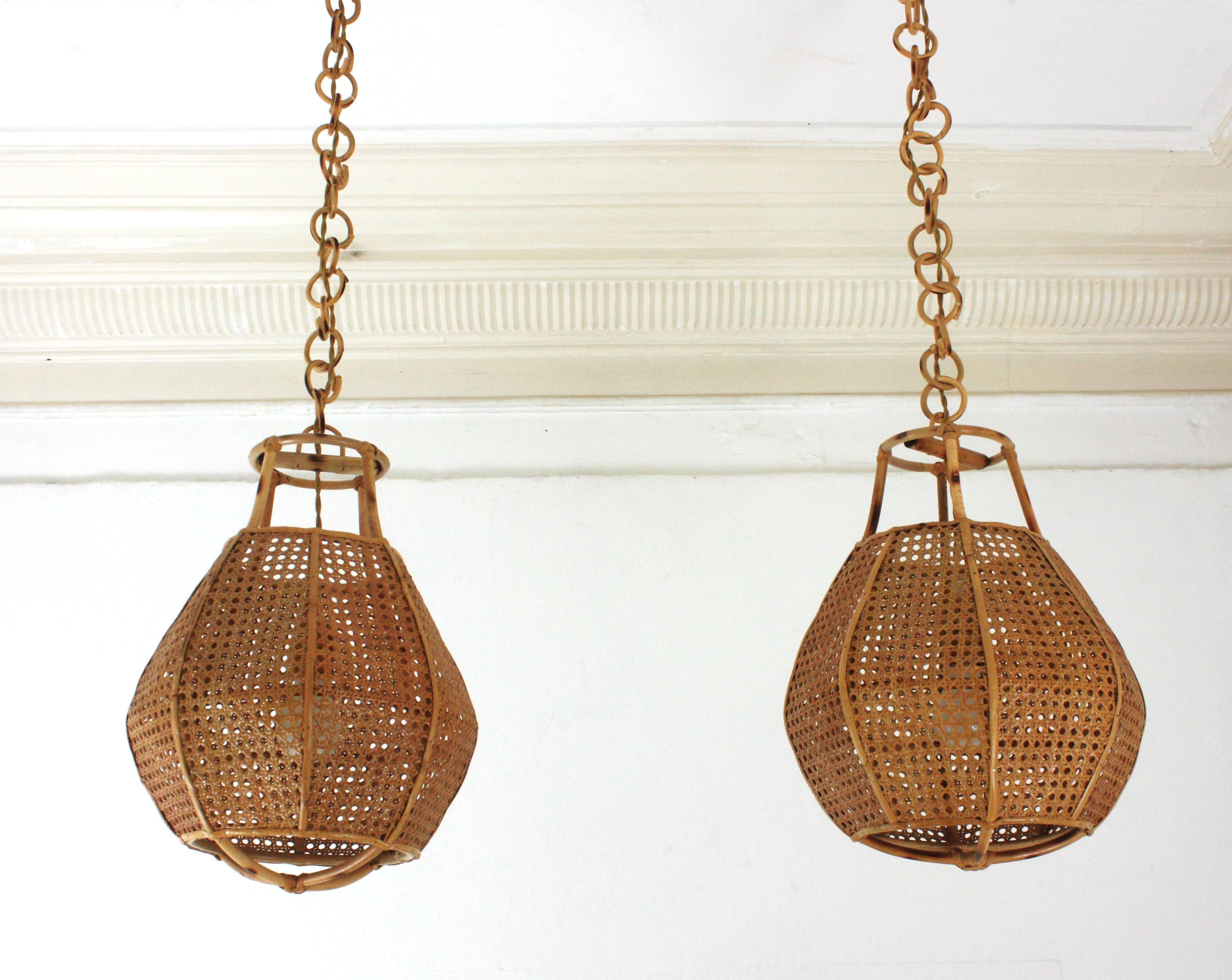 Ein Paar italienische modernistische Rattan-Globe Pendelleuchten / Hängelampen aus Draht im Angebot 1