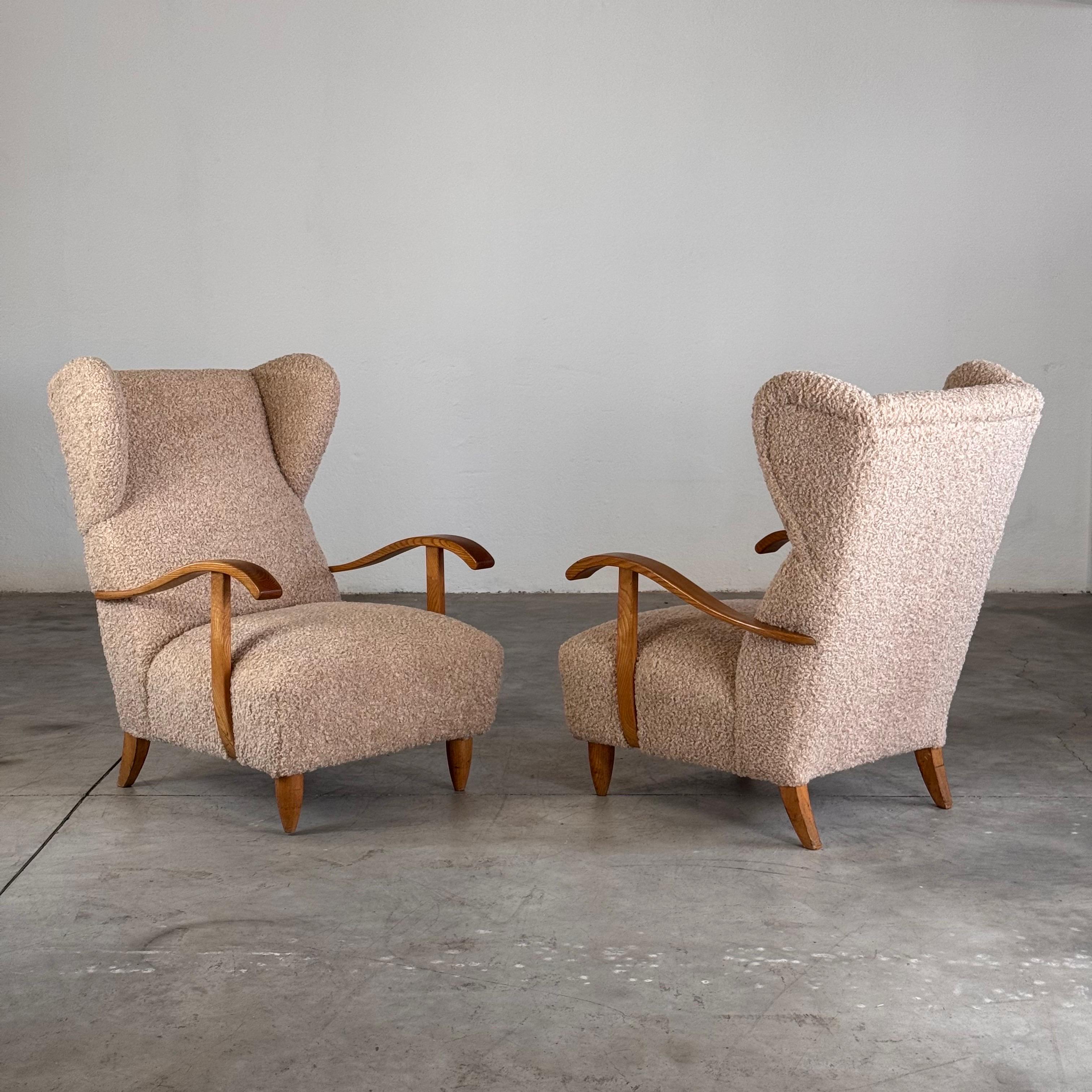 Mid-20th Century Pair of Italian Modernist Wing Chairs, by Melchiorre Bega, 1940s For Sale