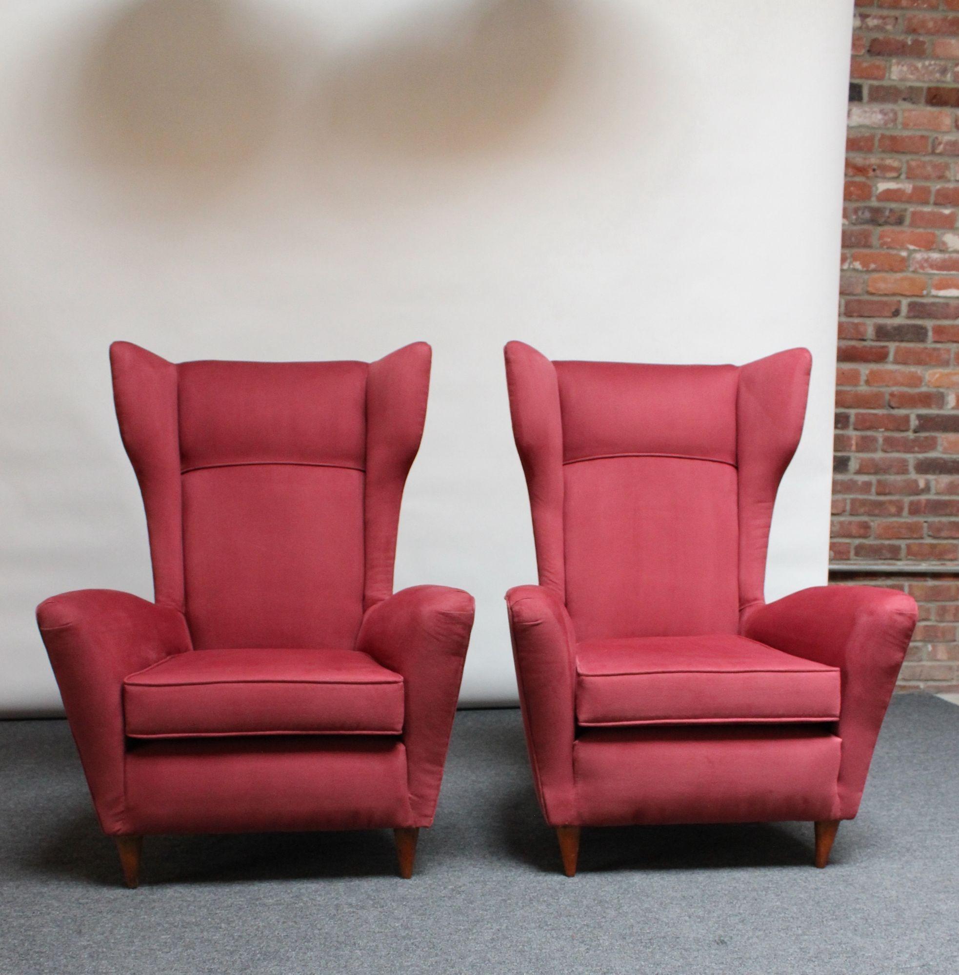 Pair of Italian Modernist Wingback Lounge Chairs by Ico Parisi In Good Condition For Sale In Brooklyn, NY