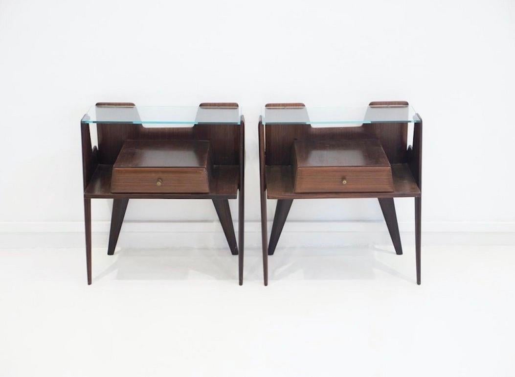 Mid-Century Modern Pair of Italian Modernist Wooden Bedside Tables with Glass Top For Sale