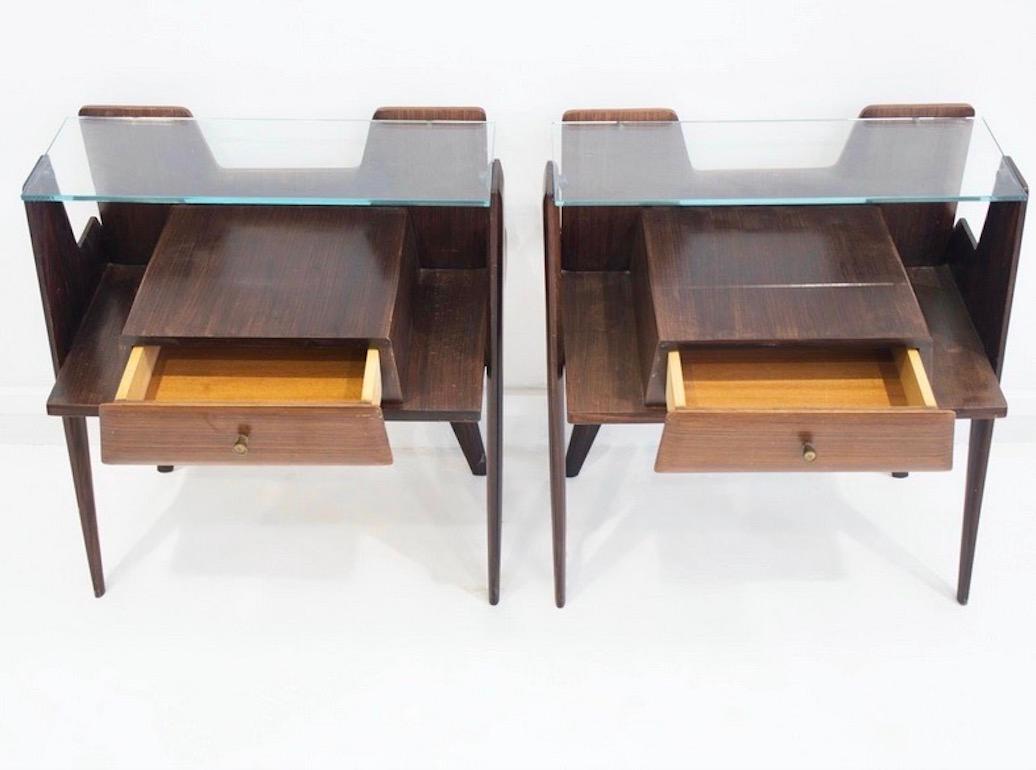 Pair of Italian Modernist Wooden Bedside Tables with Glass Top In Good Condition For Sale In Madrid, ES