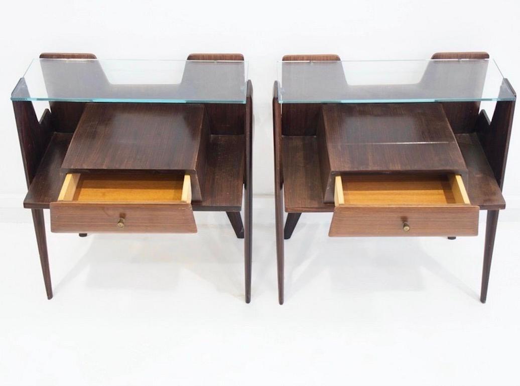 Pair of Italian Modernist Wooden Bedside Tables with Glass Top In Good Condition For Sale In Madrid, ES