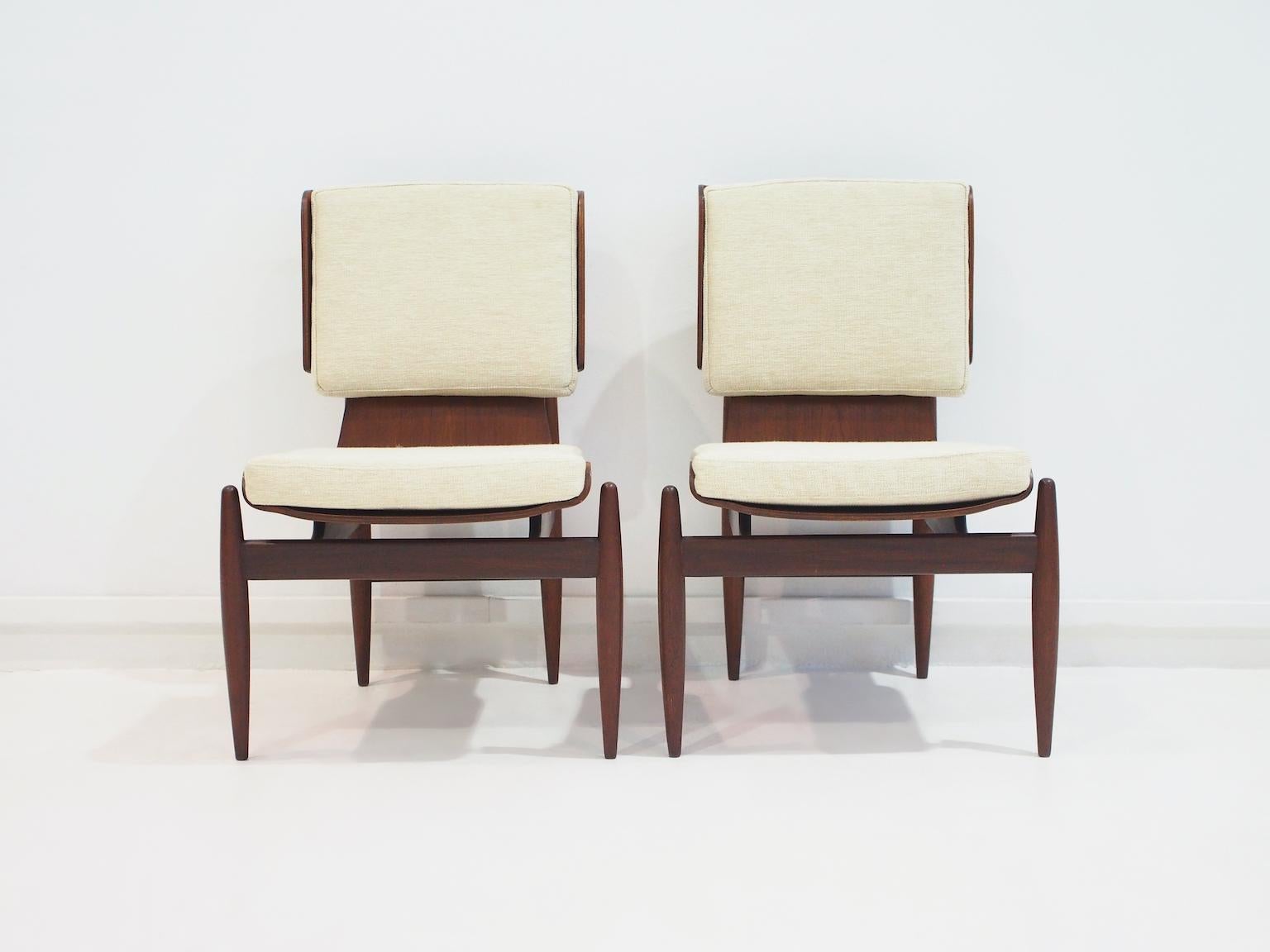 Pair of beautifully crafted side chairs by Barovero from the '50s. The chairs feature a curved plywood shell structure that seems to 'float' on top of the frame and the tapered legs. The padded cushions of the seat and back are covered in beige