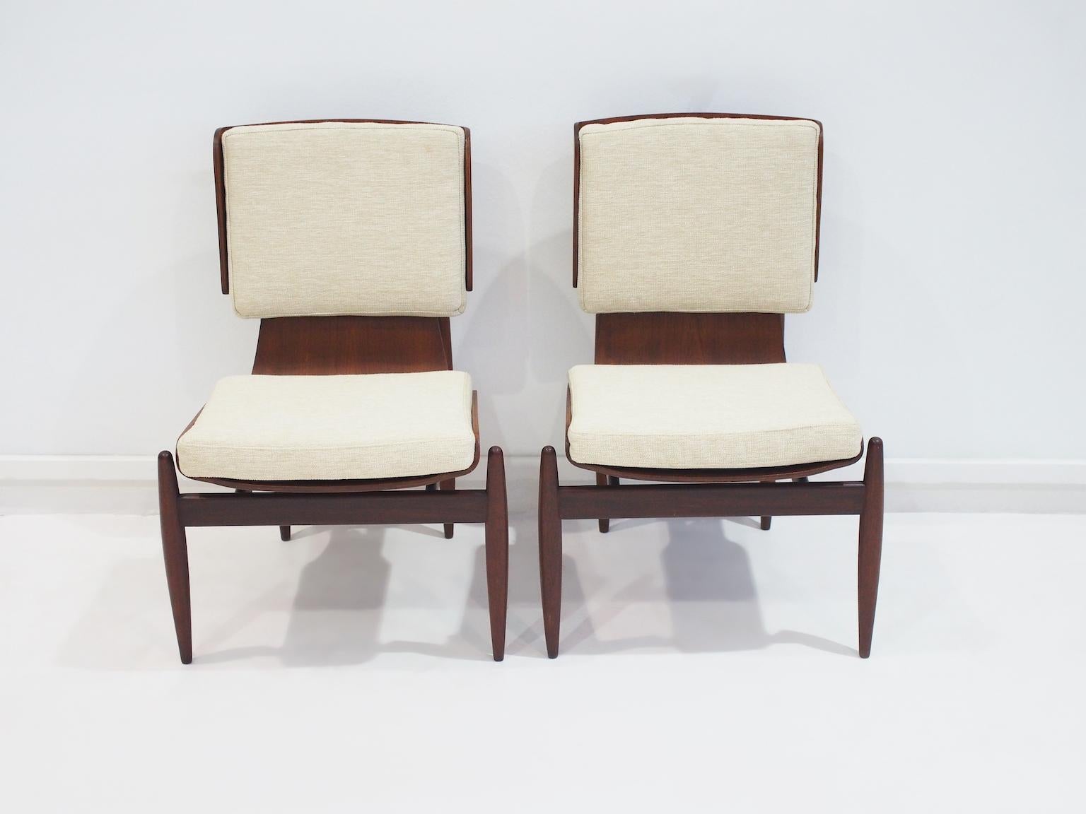 Mid-Century Modern Pair of Italian Modernist Wooden Side Chairs by Barovero For Sale