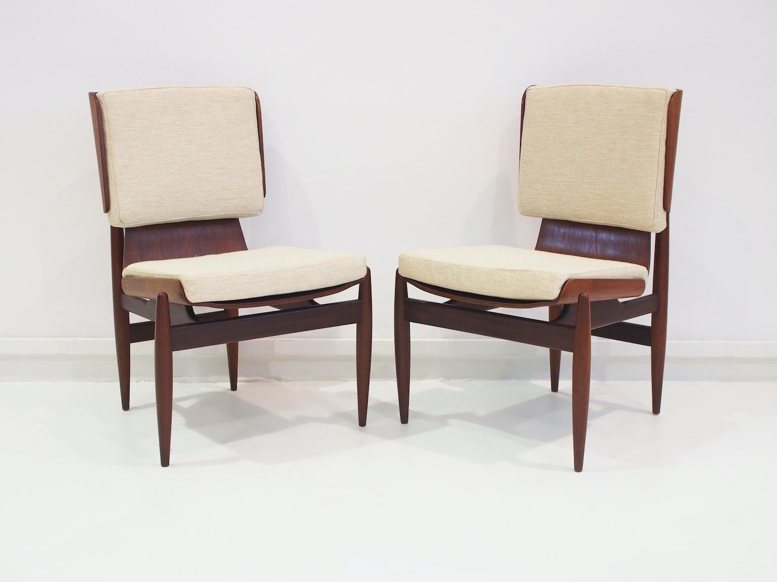 Pair of Italian Modernist Wooden Side Chairs by Barovero In Good Condition For Sale In Madrid, ES