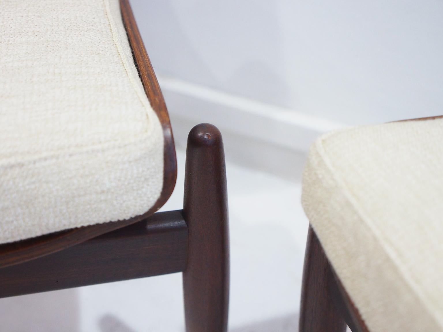 Tissu Paire de chaises d'appoint en bois de style moderniste italien par Barovero en vente