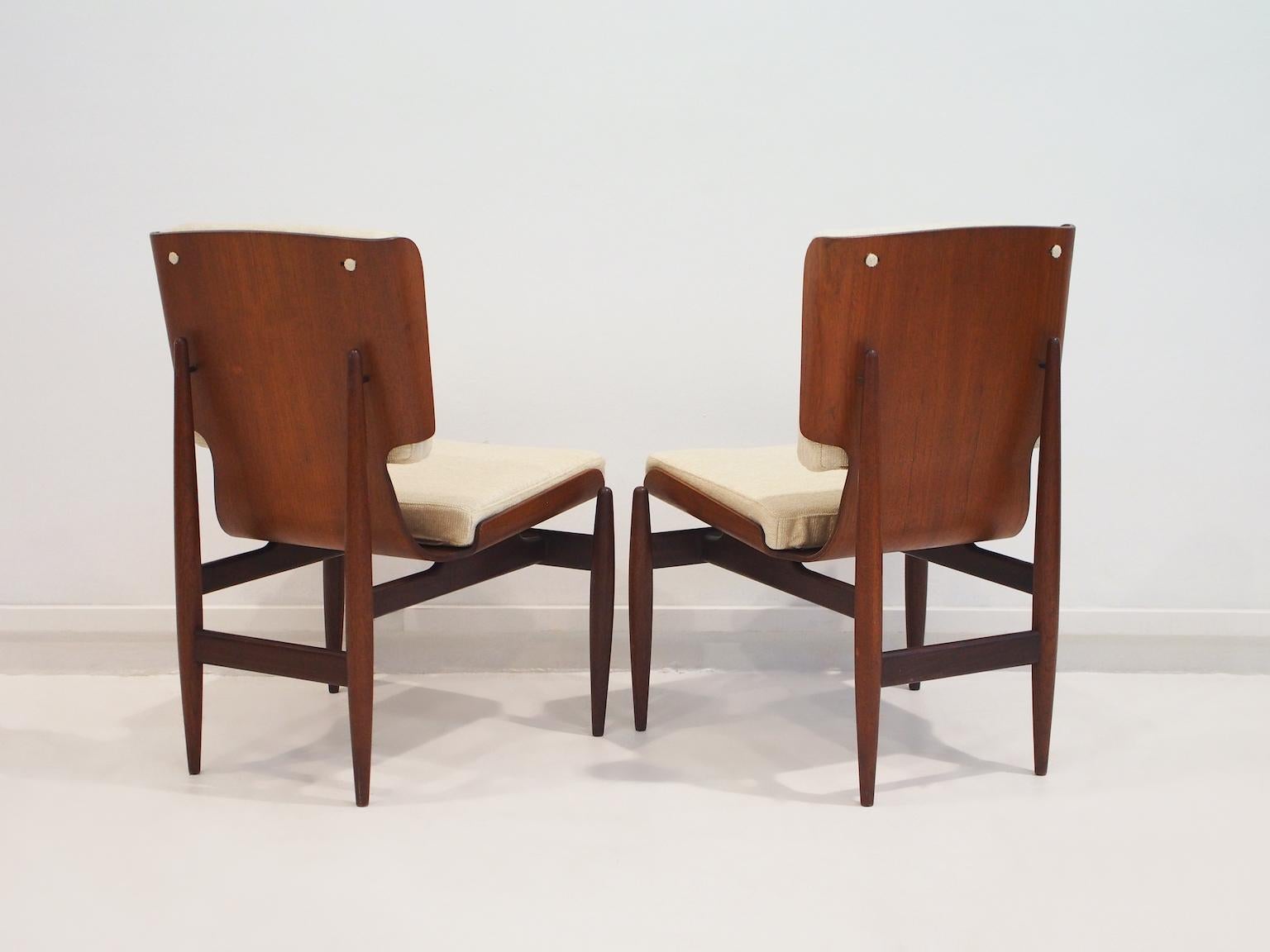 Pair of Italian Modernist Wooden Side Chairs by Barovero For Sale 3