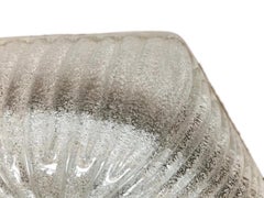 Eine italienische Leuchte aus geformtem Glas